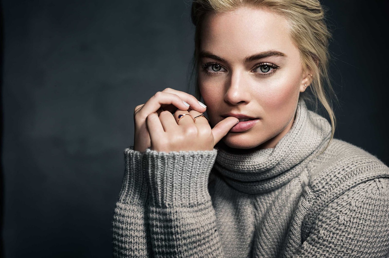 Margot Robbie actress celebrity sweater women caucasian Ethnicity 2k