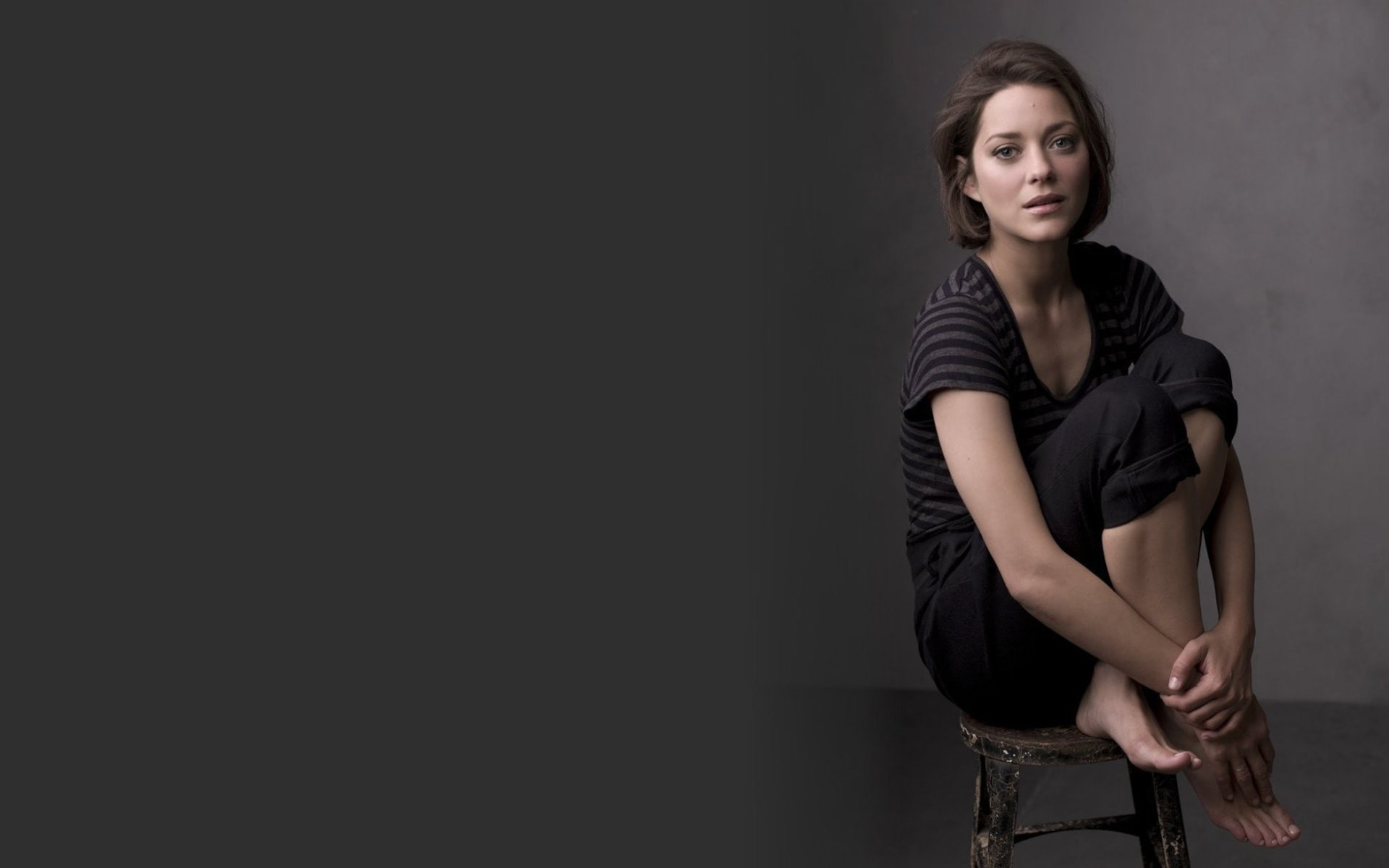 Marion Cotillard actress women brunette short hair barefoot