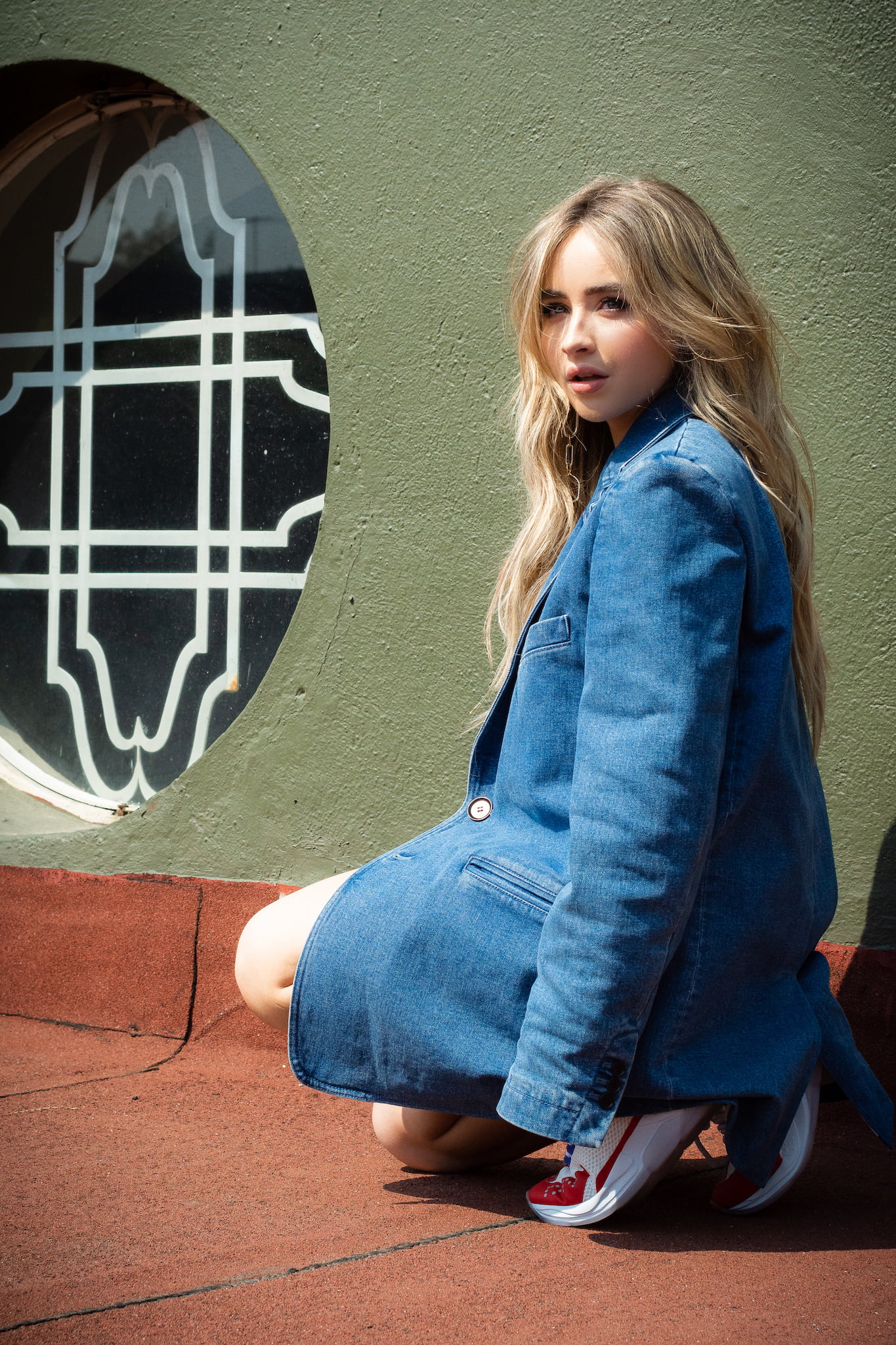 Sabrina Carpenter women actress blonde long hair blue eyes