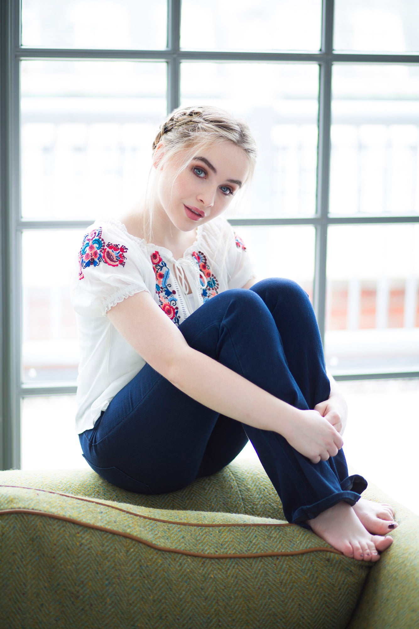 Sabrina Carpenter women singer blue eyes actress jeans