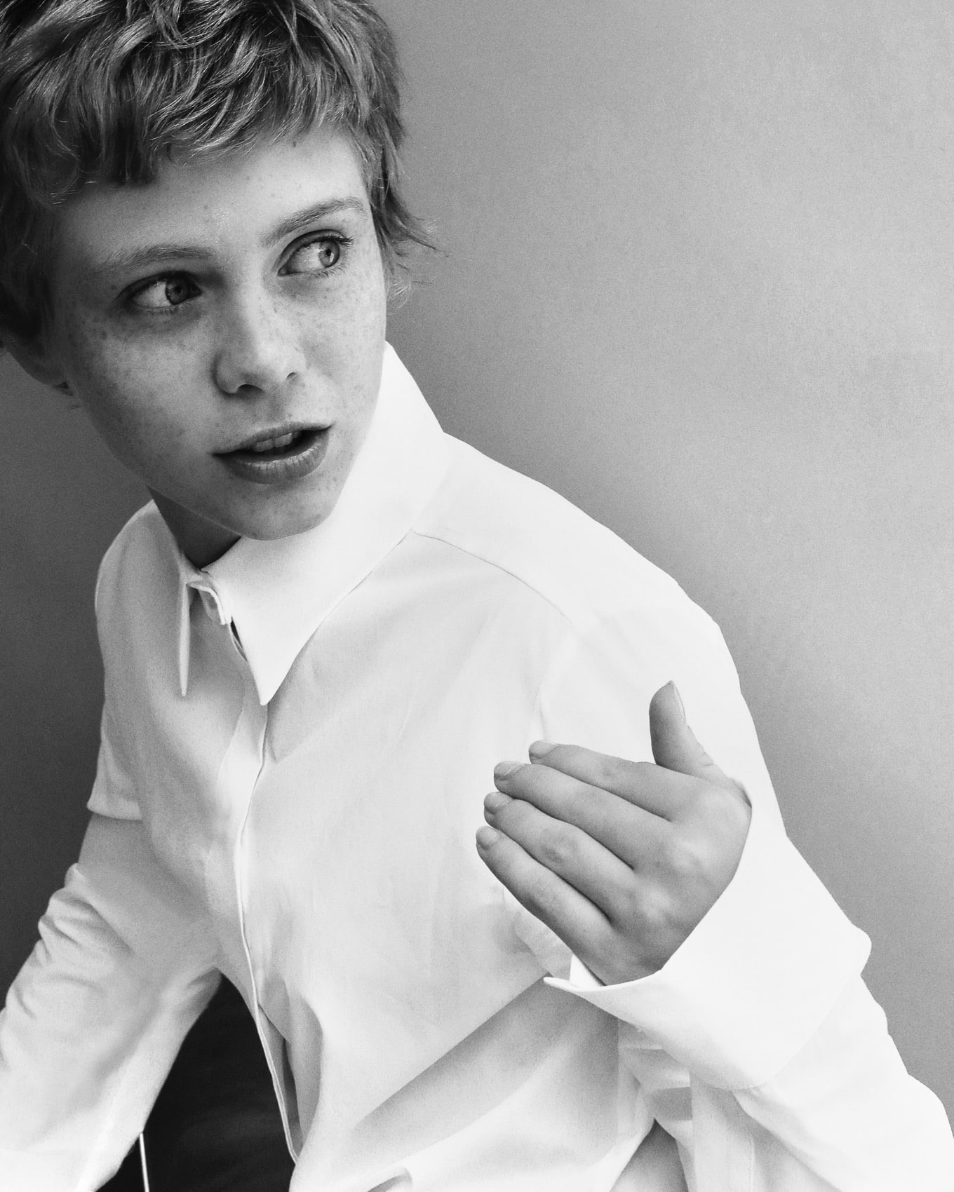 Sophia Lillis women actress looking back shirt monochrome