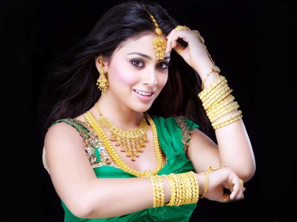 South Actress Shreya HD gold jewelry set celebrities