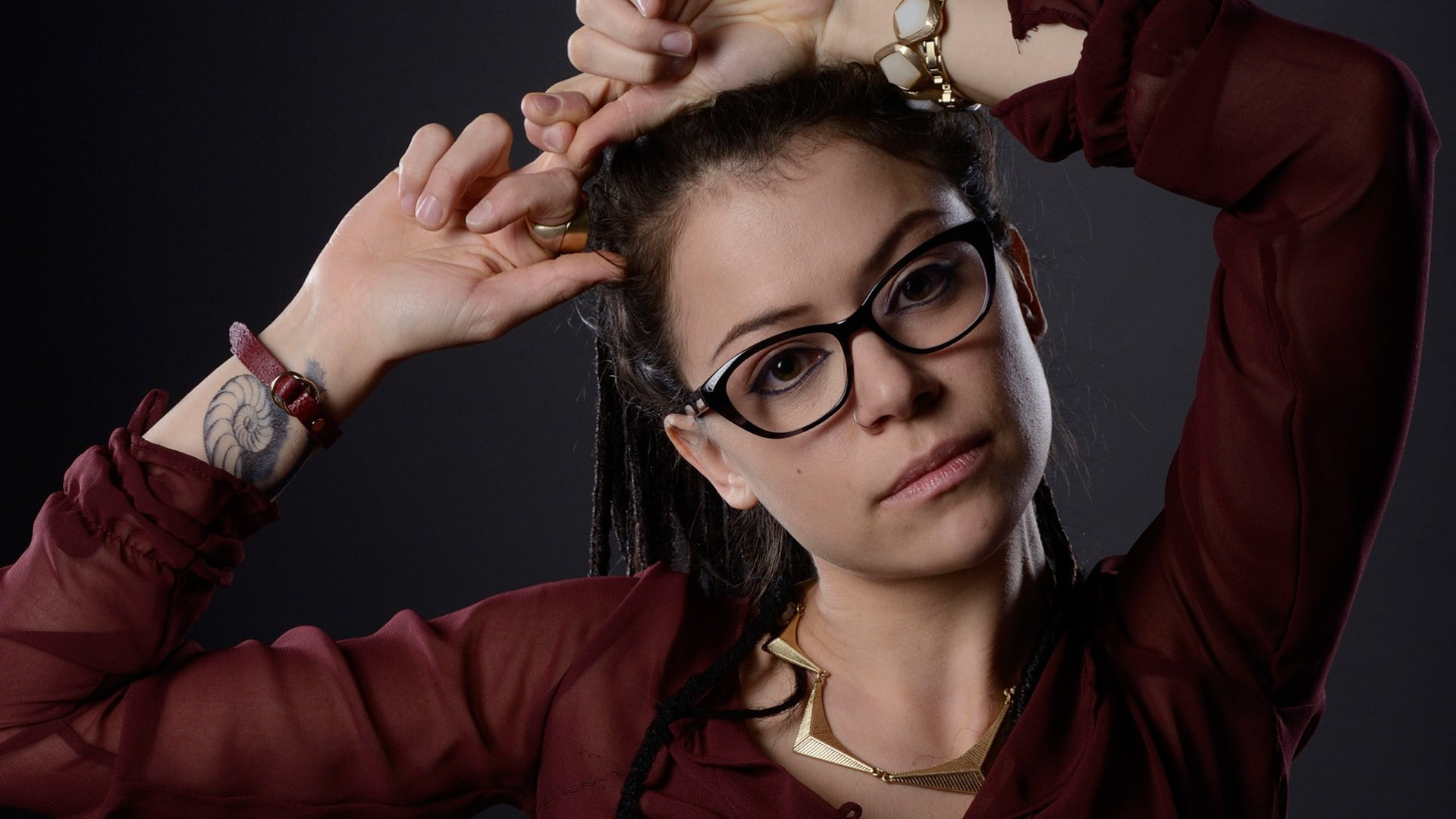 Tatiana Maslany Orphan Black brunette actress eyeglasses