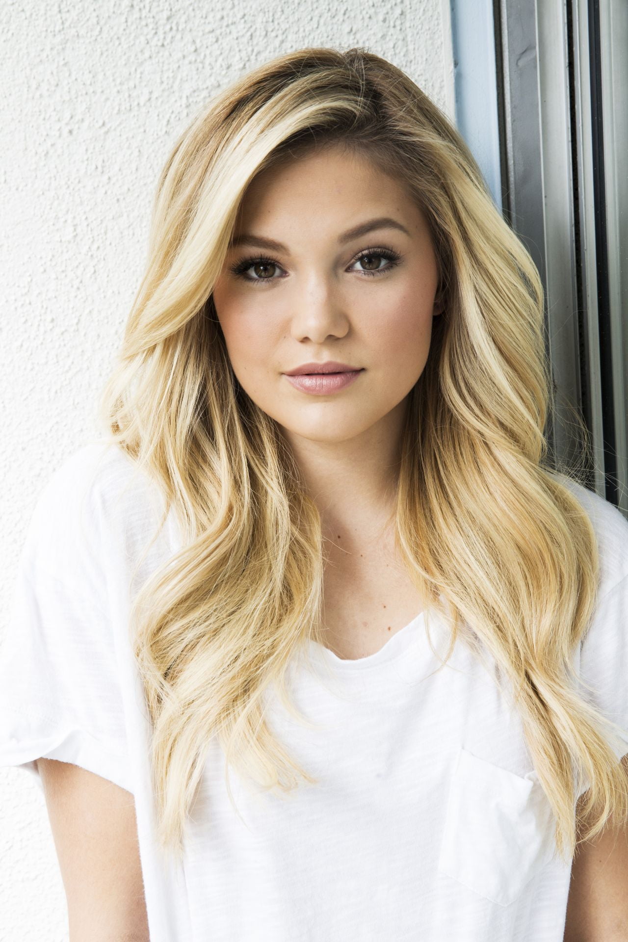 women actress blonde long hair Olivia Holt singer portrait display 97
