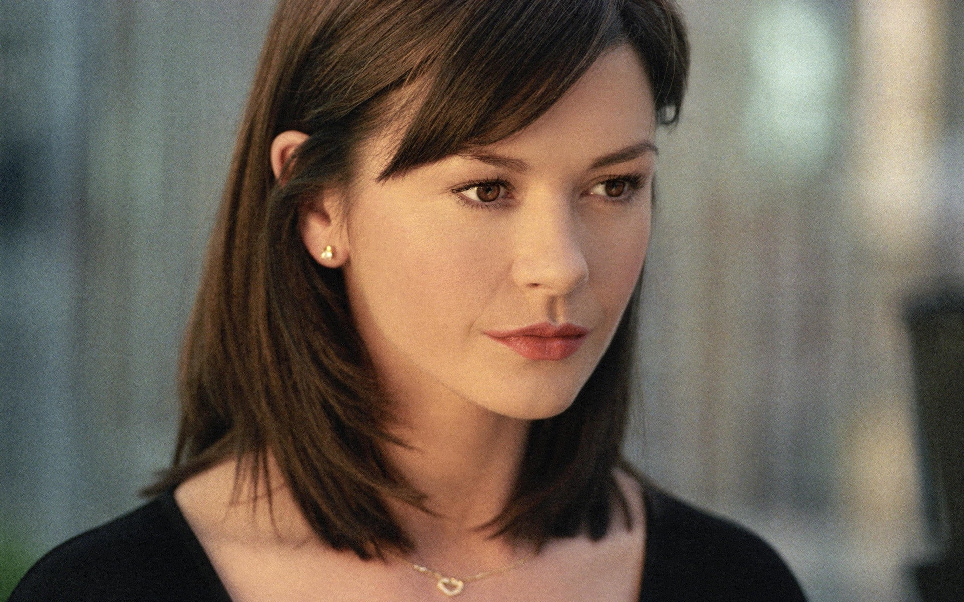 The Terminal women actress brown eyes brunette face movies 43