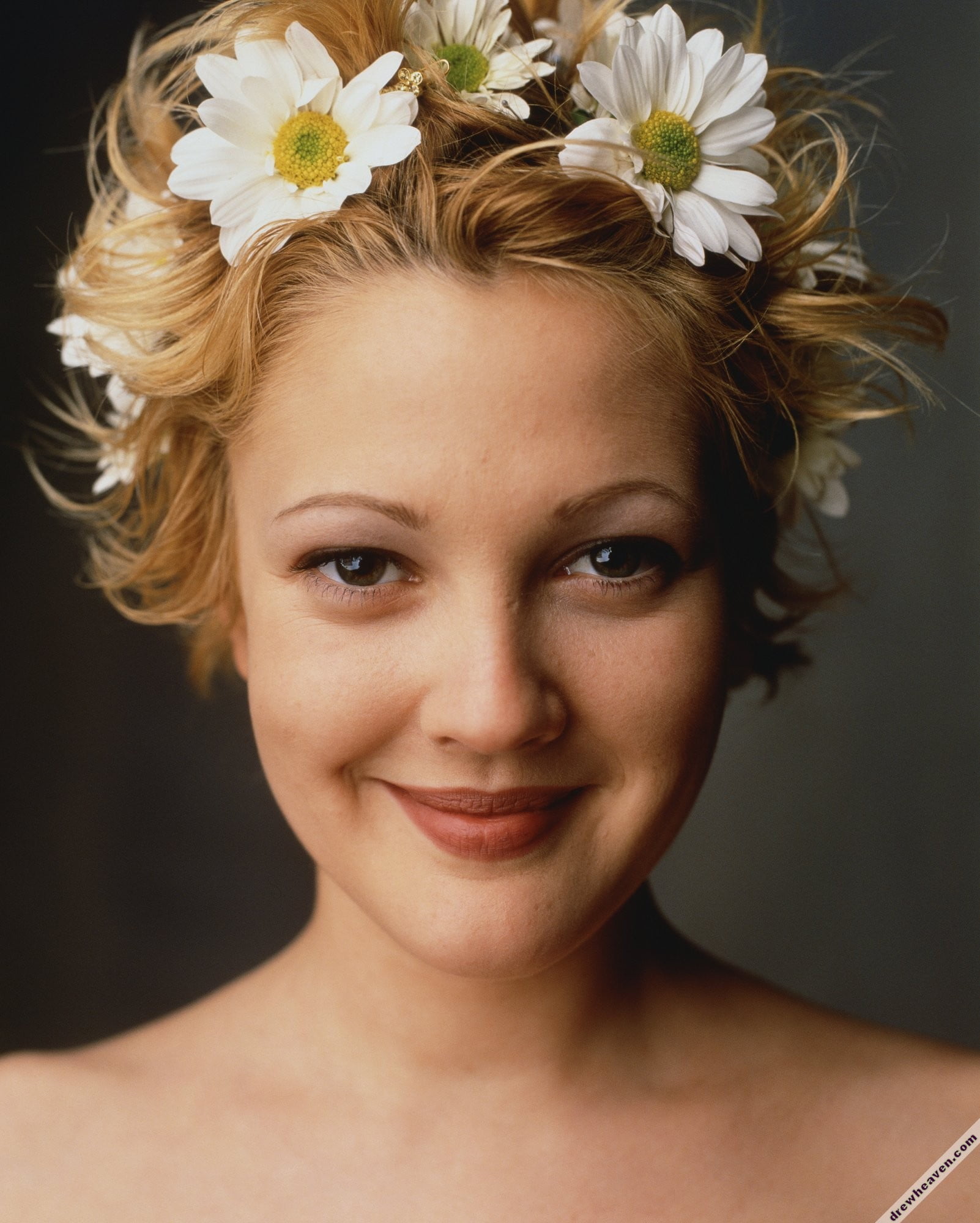 women actress blonde short hair Drew Barrymore face portrait