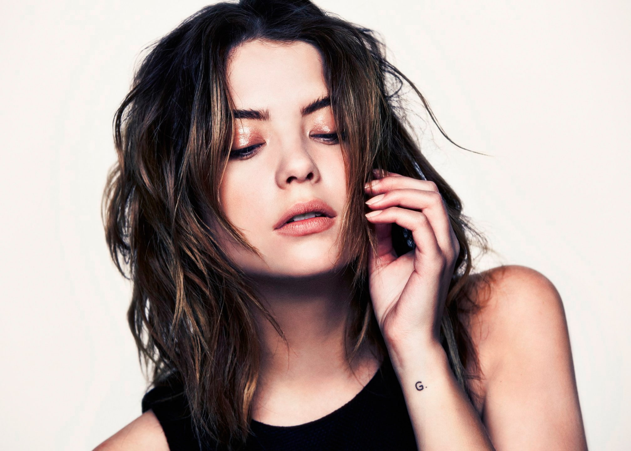 women actress brunette celebrity Ashley Benson simple background 2k