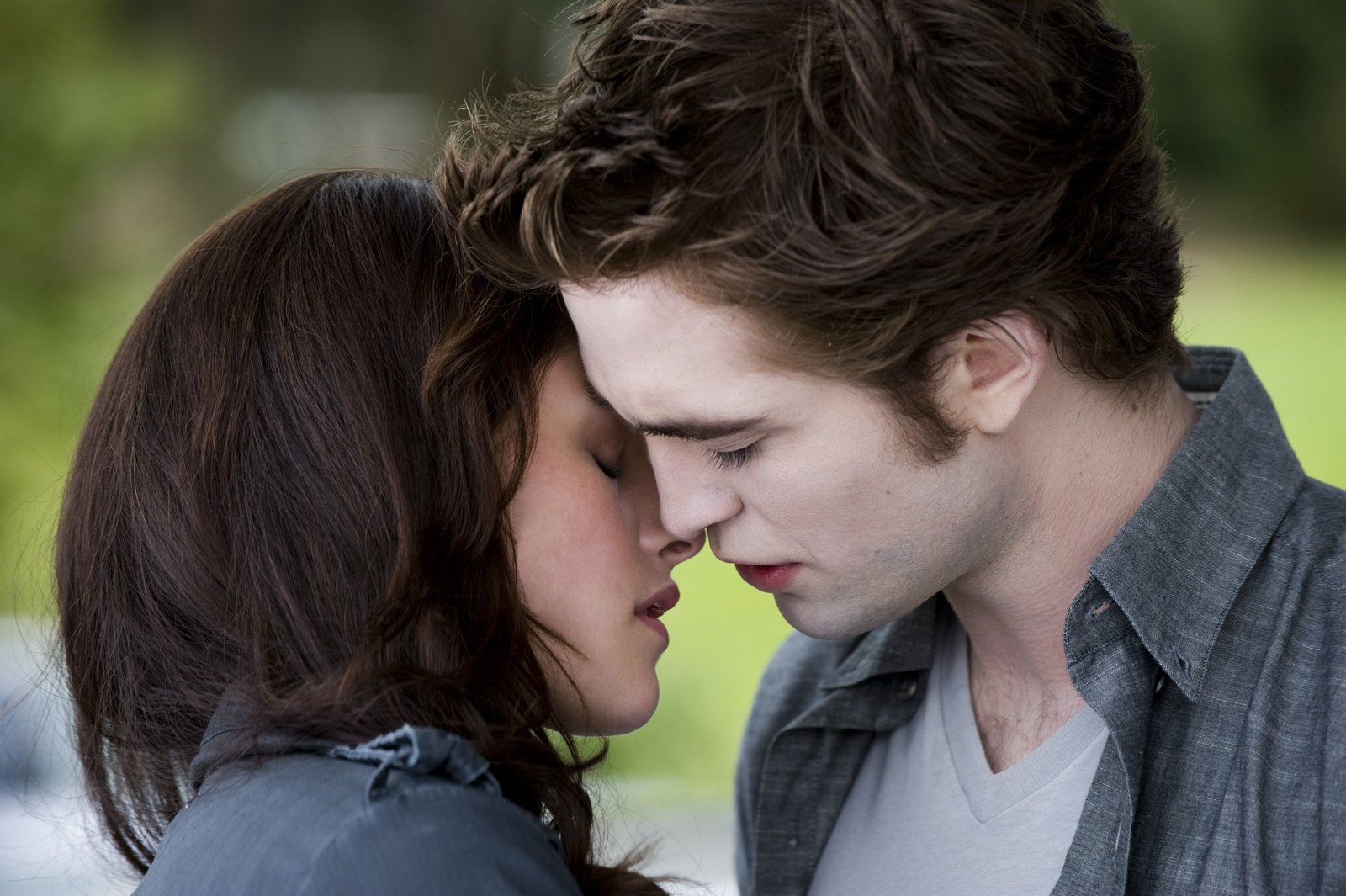 Twilight Bella and Edward photo girl kiss actress pair actor 2k 4k