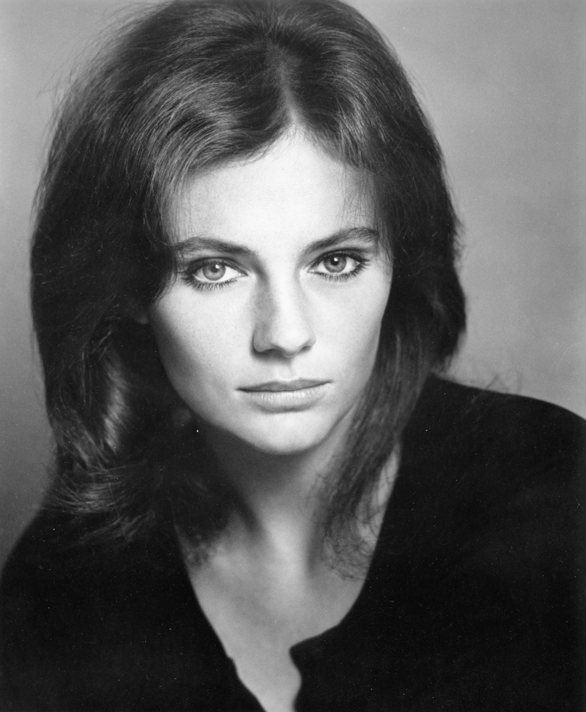 women actress Jacqueline Bisset portrait monochrome looking at viewer 2k