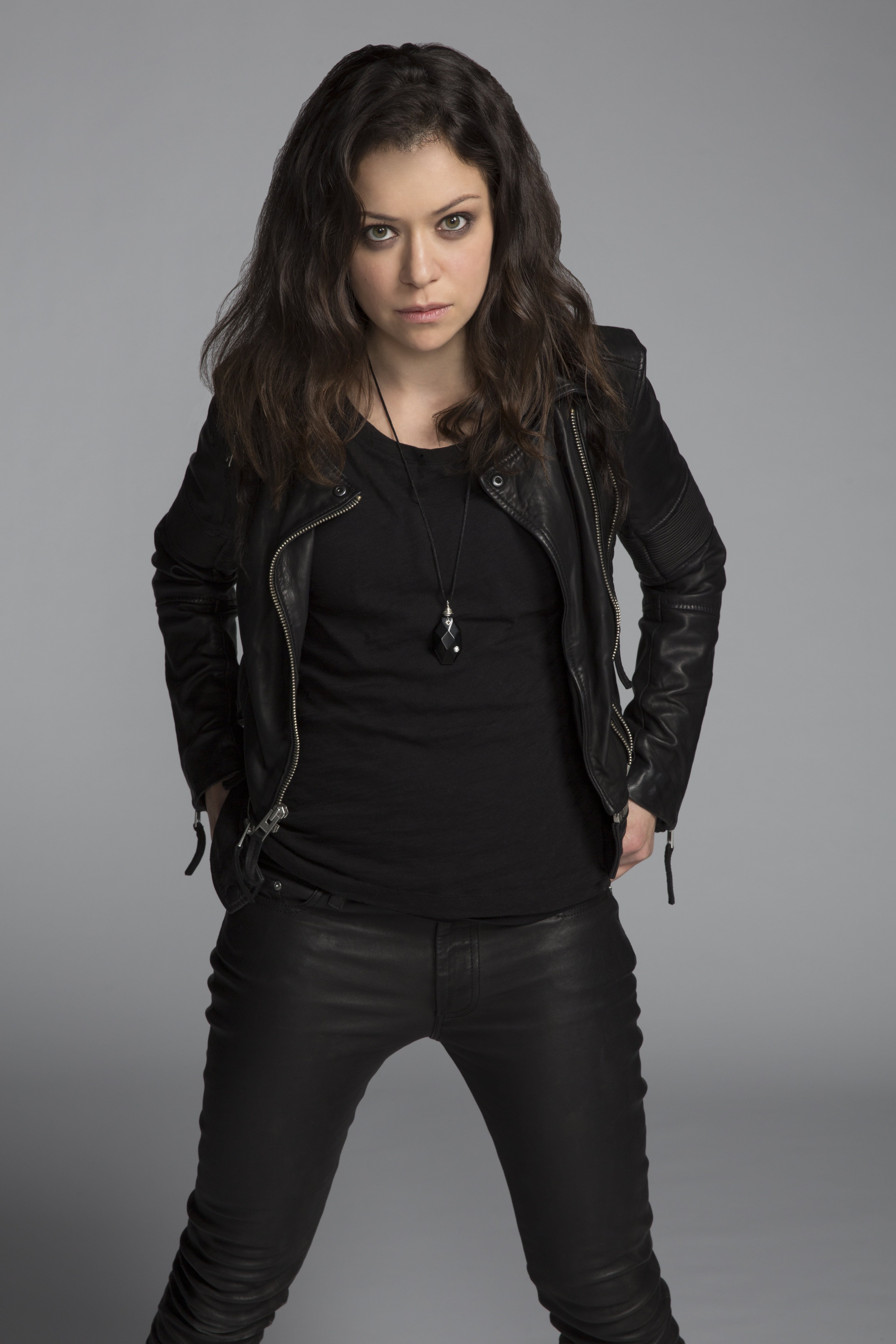 women actress Tatiana Maslany Orphan Black gray background 2k