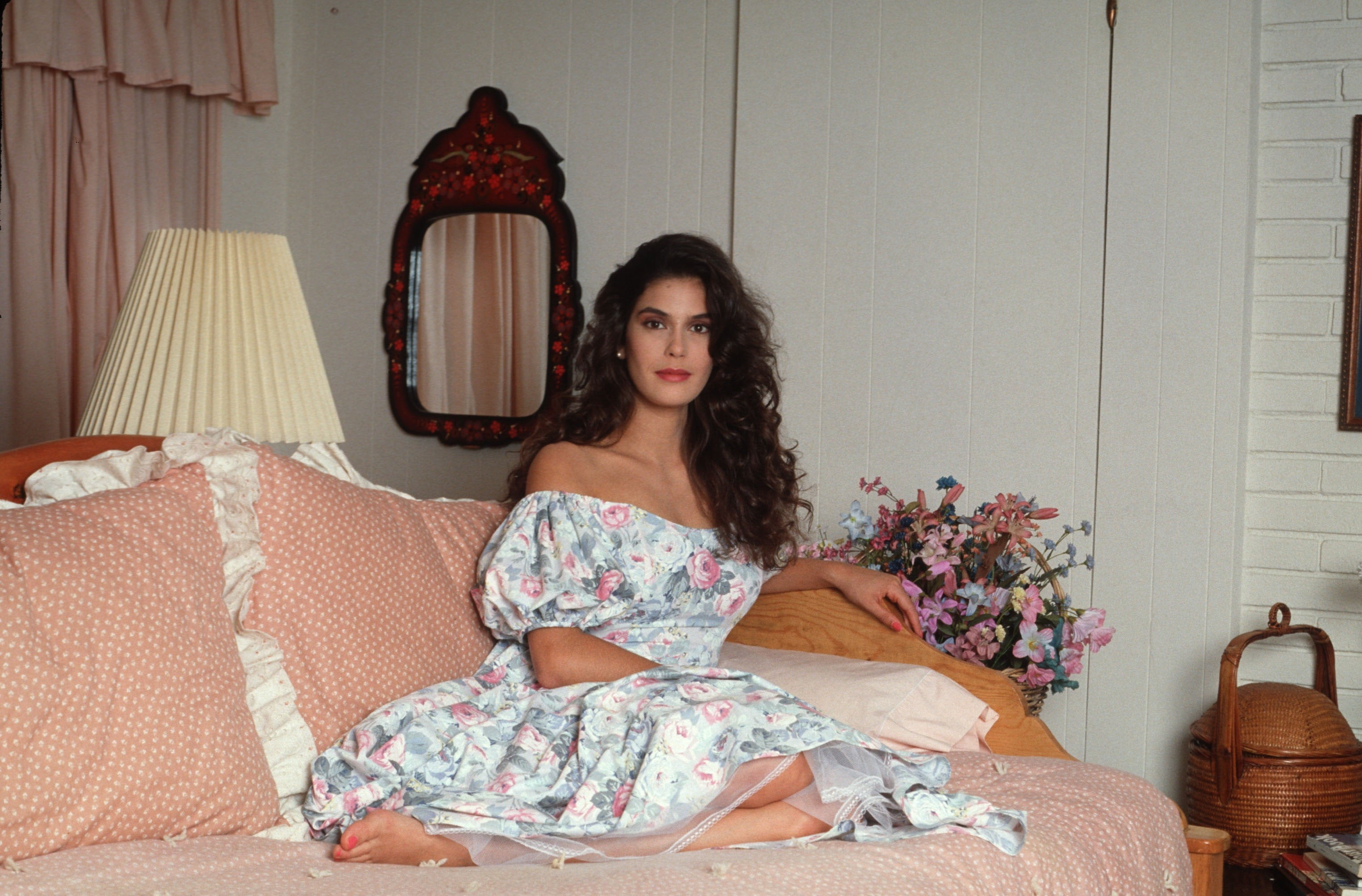 women actress Teri Hatcher sitting one person hairstyle 2k