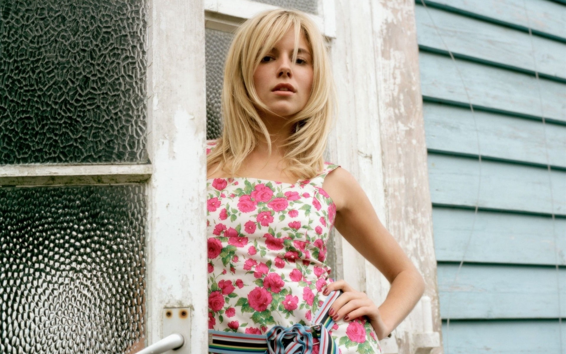 women blonde actress Sienna Miller dress