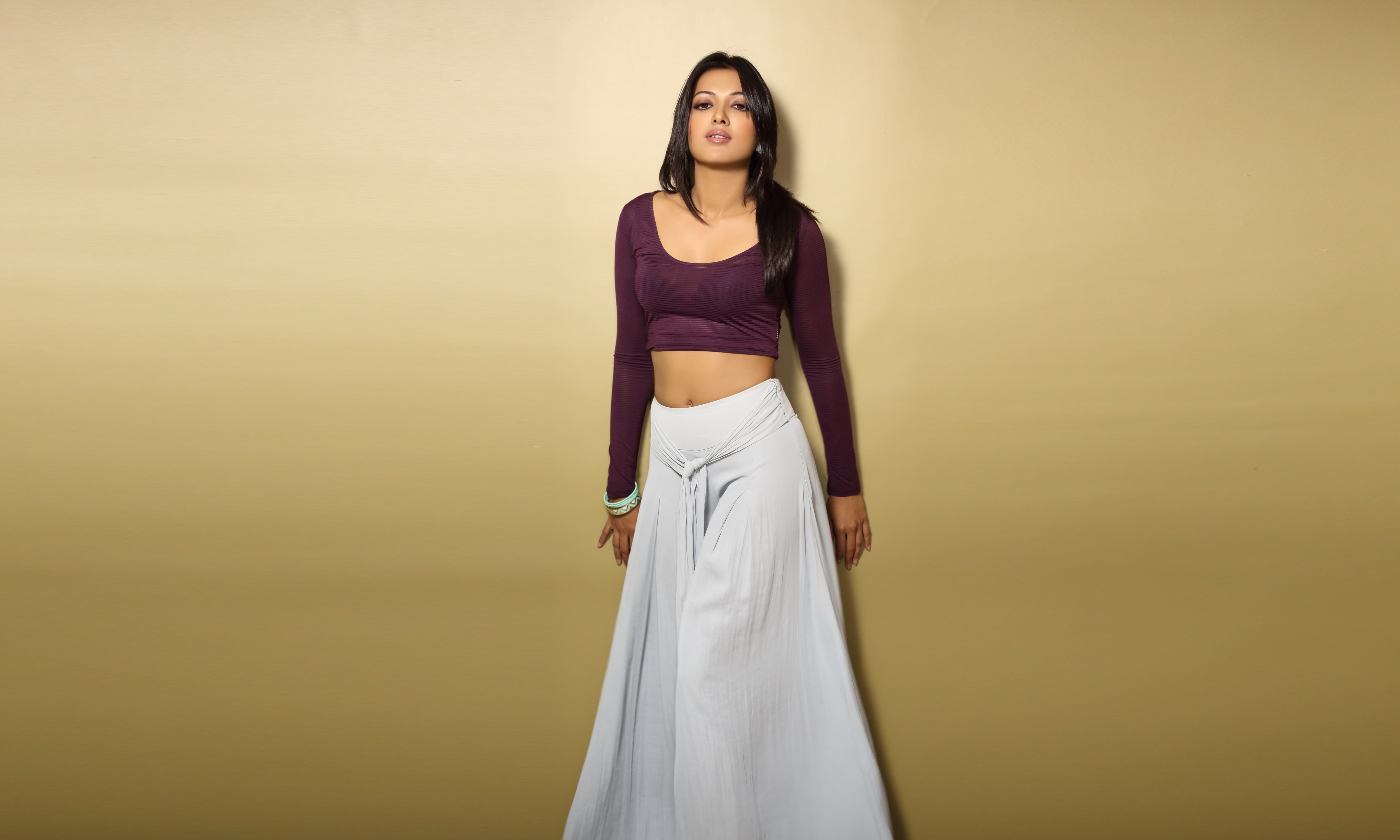 woman wearing maroon scoop neck long sleeved crop top with white maxi skirt 2k 4k