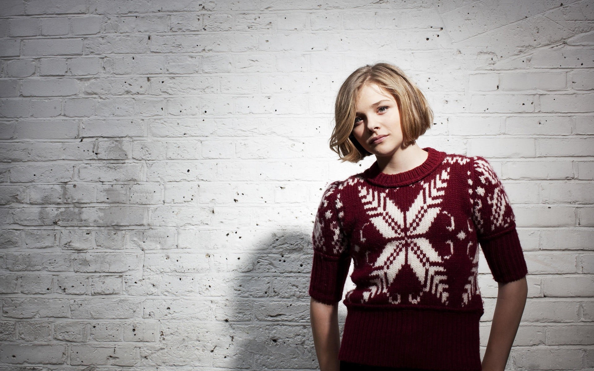 woman wearing white and red quarter sleeved top Chlo Grace Moretz