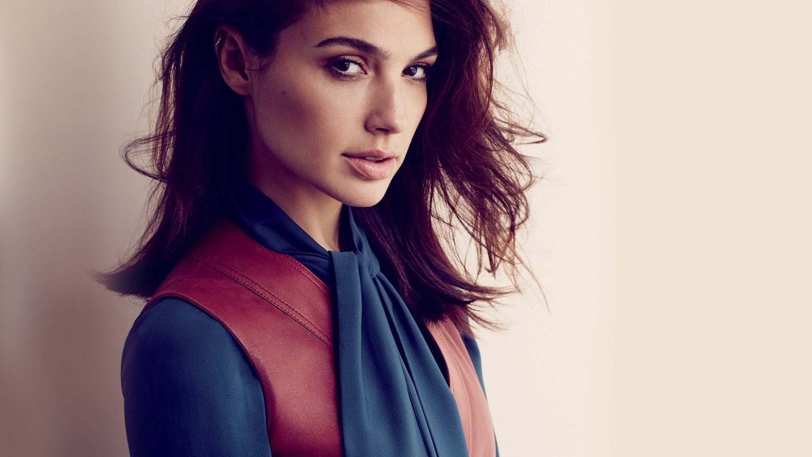 women brunette face Gal Gadot actress portrait beauty