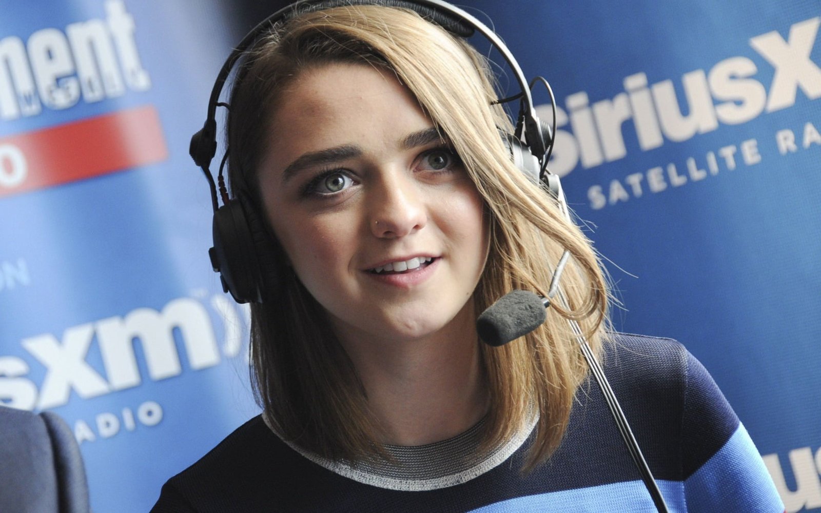 women's black and blue crew neck top maisie williams actress