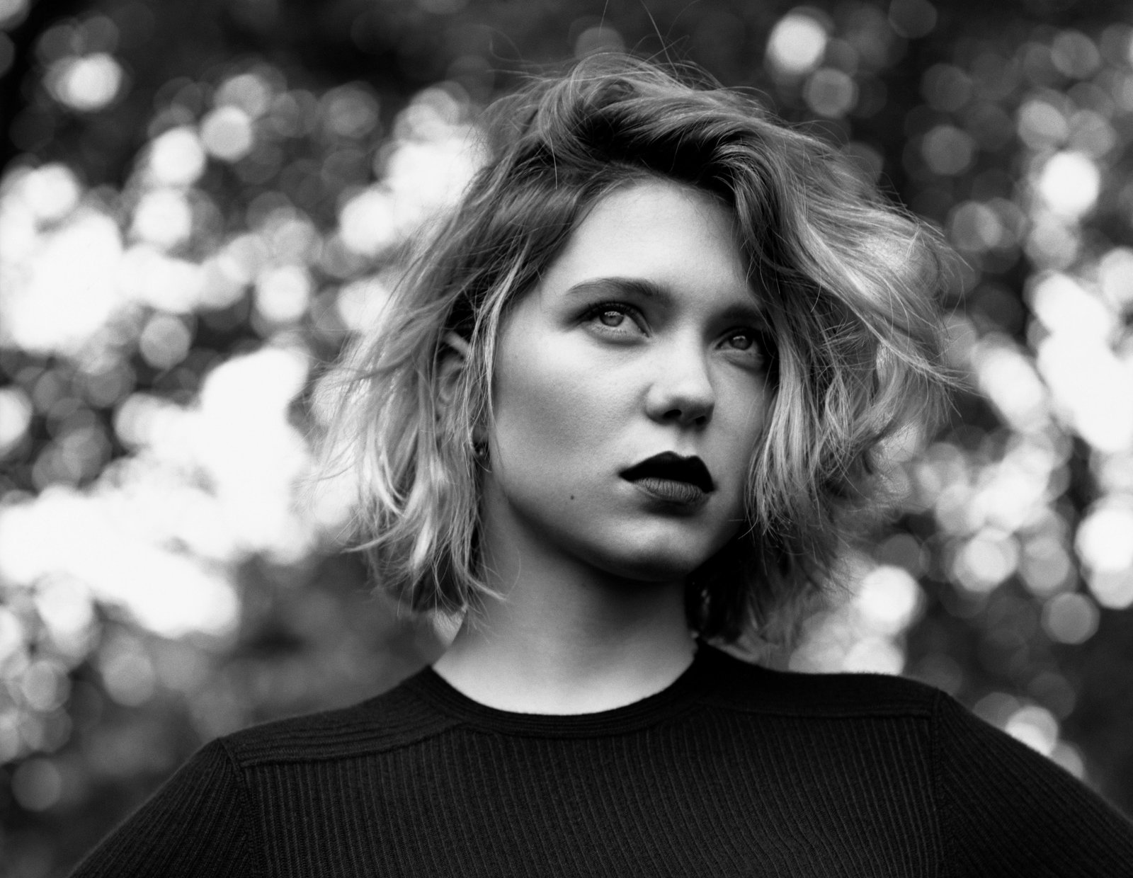 women's black crew neck shirt L a Seydoux French actress monochrome 2k 4k 5k