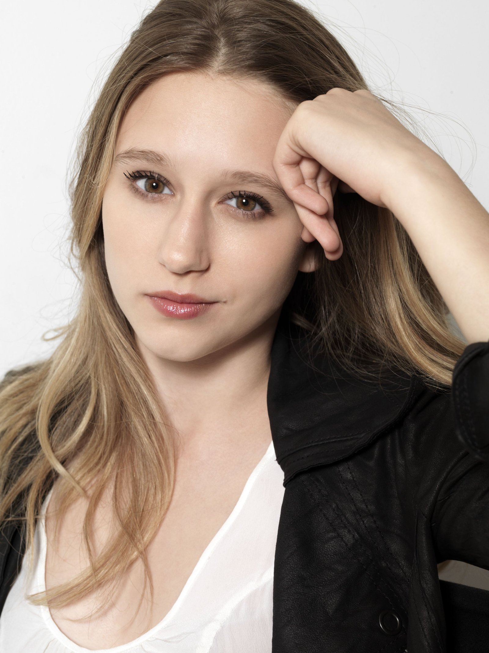 women's black jacket Taissa Farmiga people leather jackets 2k