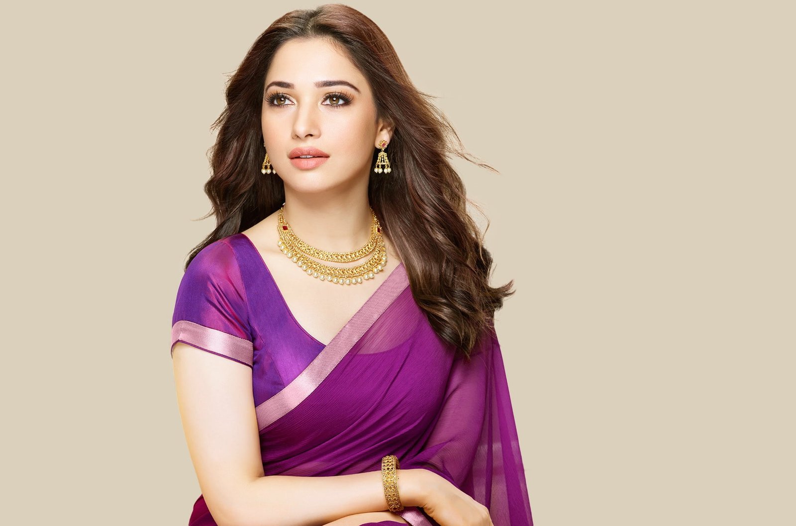 women model actress saree red lipstick necklace bangles