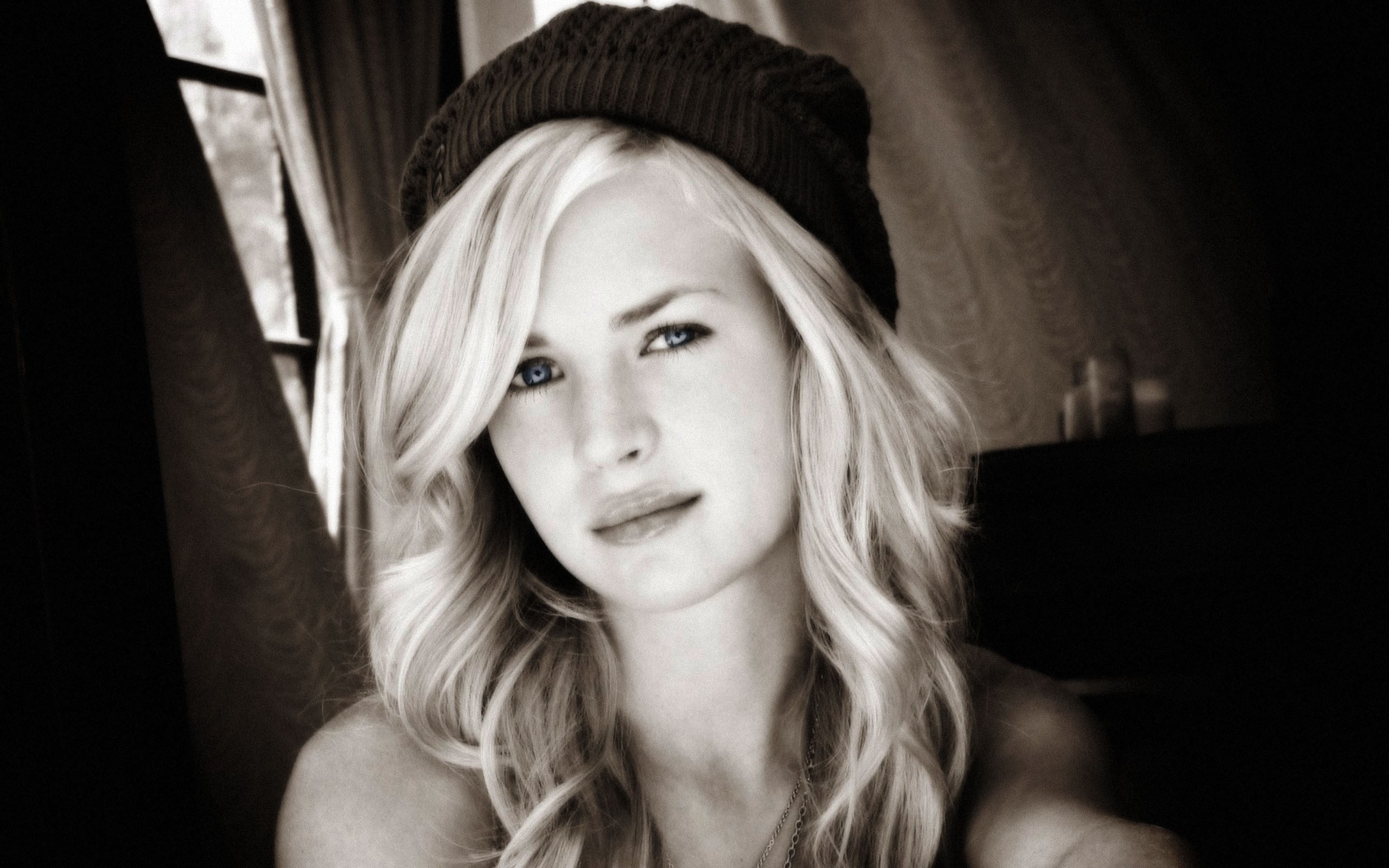 women's black knit cap blonde Britt Robertson actress blue eyes 2k