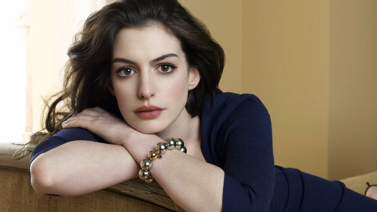 women's blue 3 4 sleeved top brunette Anne Hathaway dress