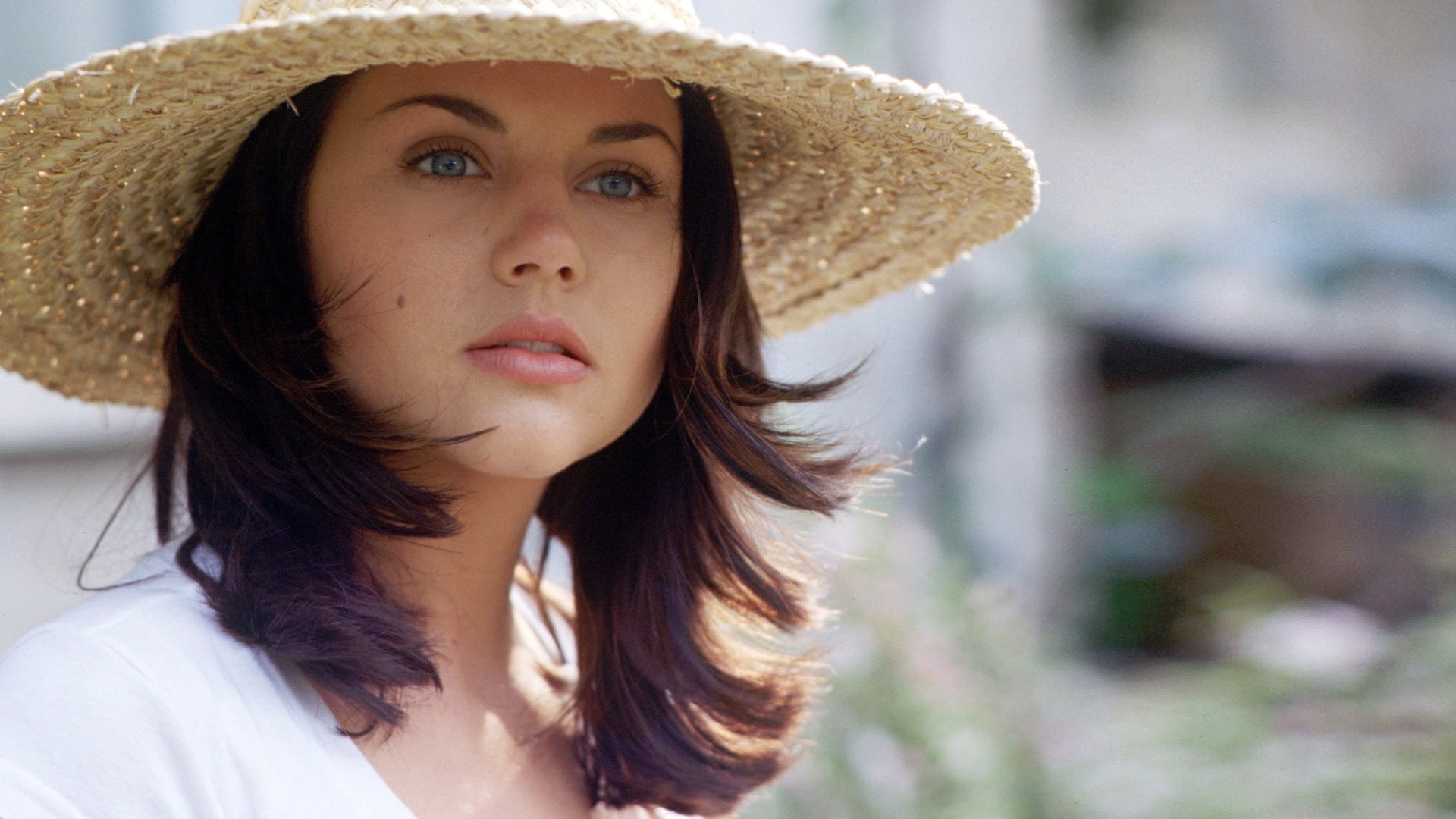 women's brown straw hat Tiffani Amber Thiessen actress one person
