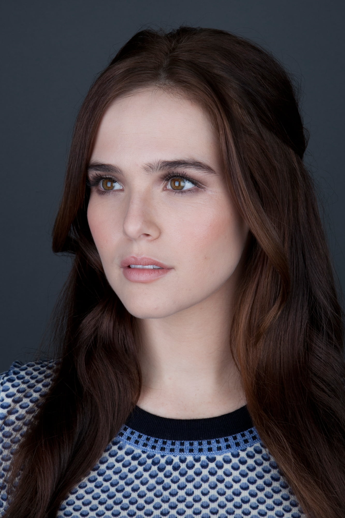 Zoey Deutch celebrity simple background looking away brunette