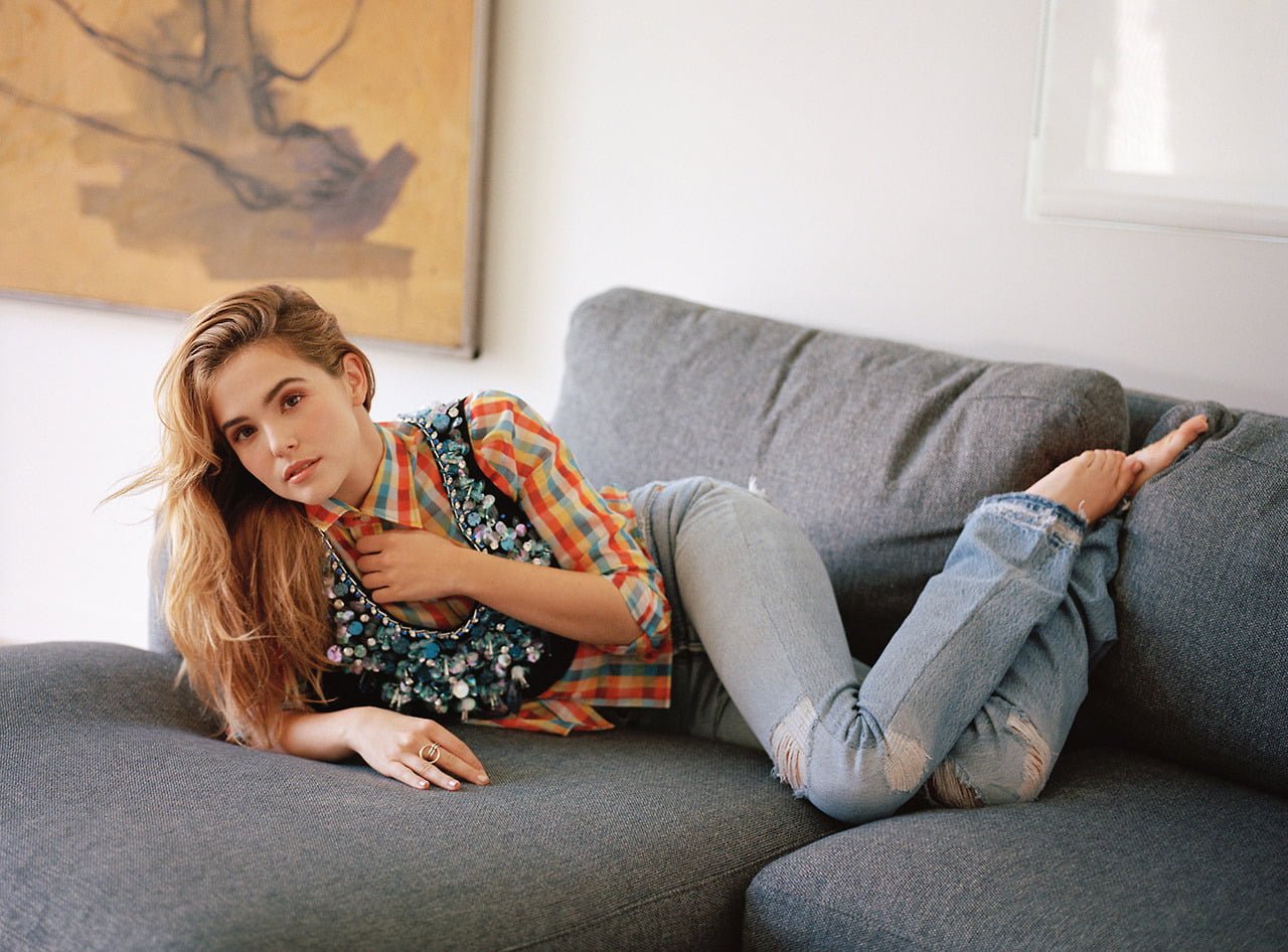 Zoey Deutch women actress jeans torn feet barefoot