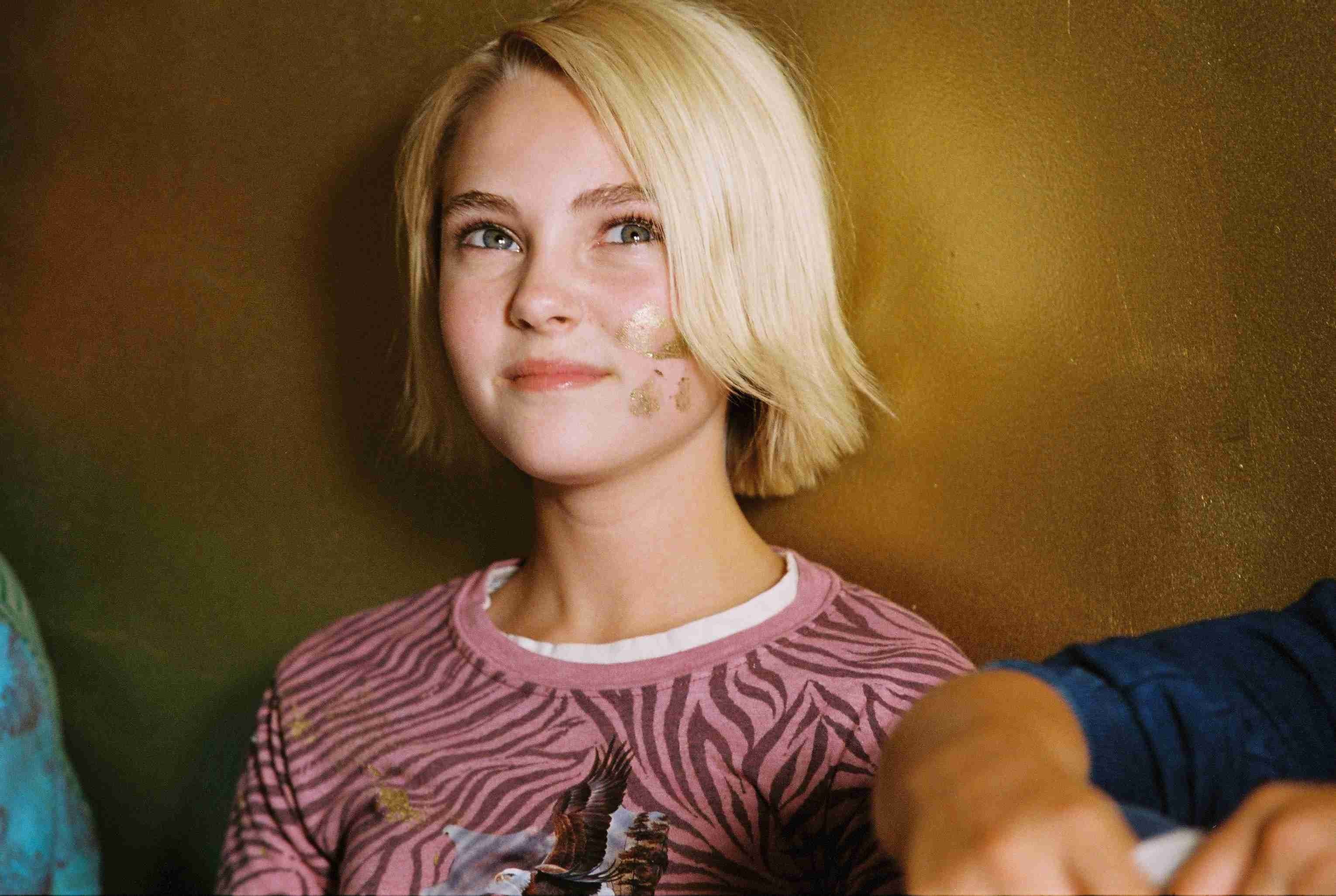 women's pink zebra print crew neck shirt AnnaSophia Robb Bridge to Terabithia 2k