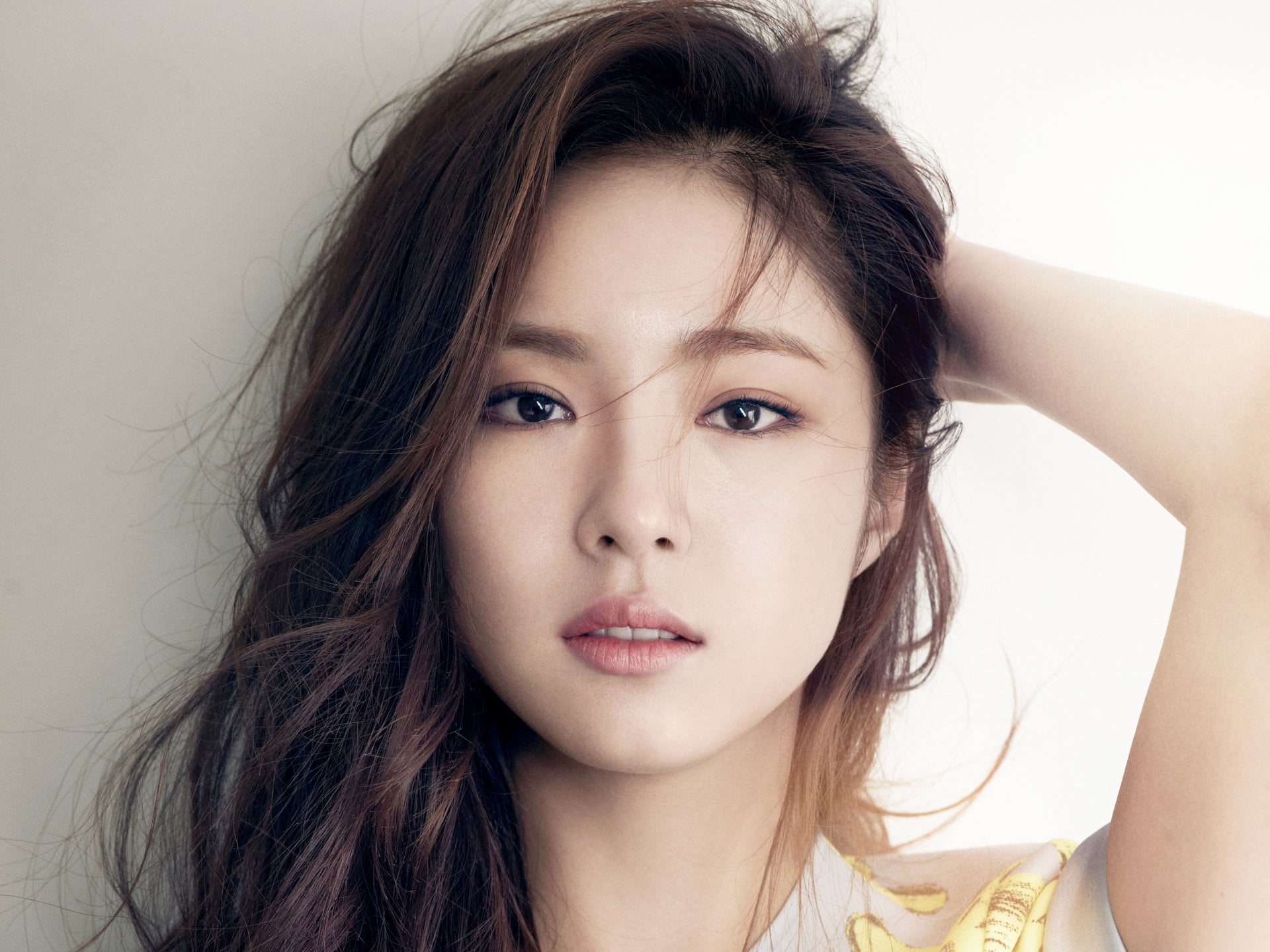 women's red lipstick Actresses Shin Se kyung Asian Brown Eyes 23