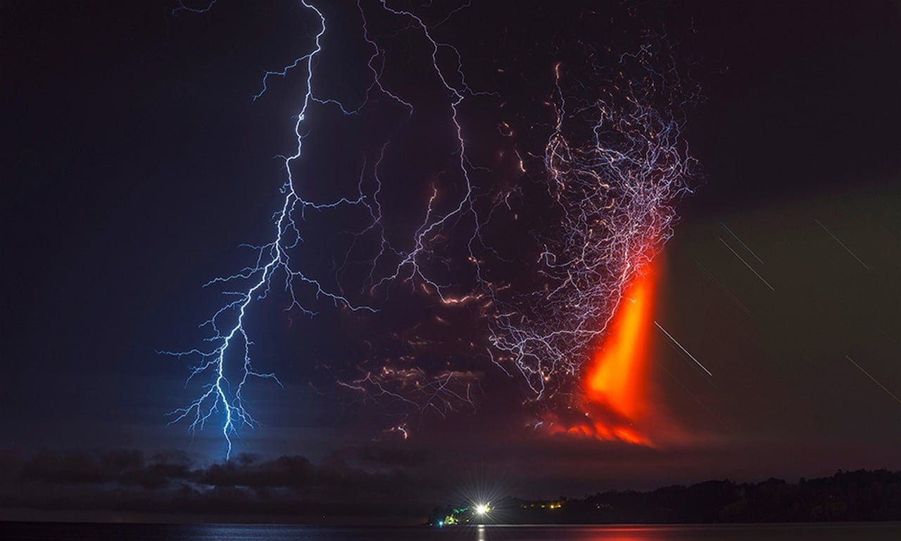 lightning and volcano wallpaper Calbuco Volcano eruptions Chile