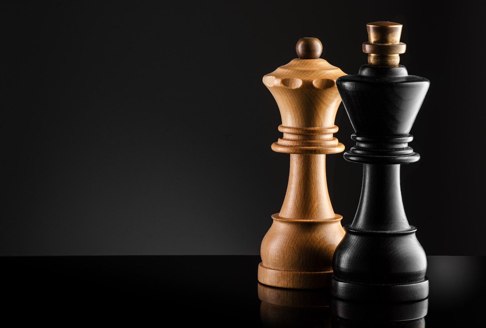 brown queen and black king chess pieces macro figure strategy 2k