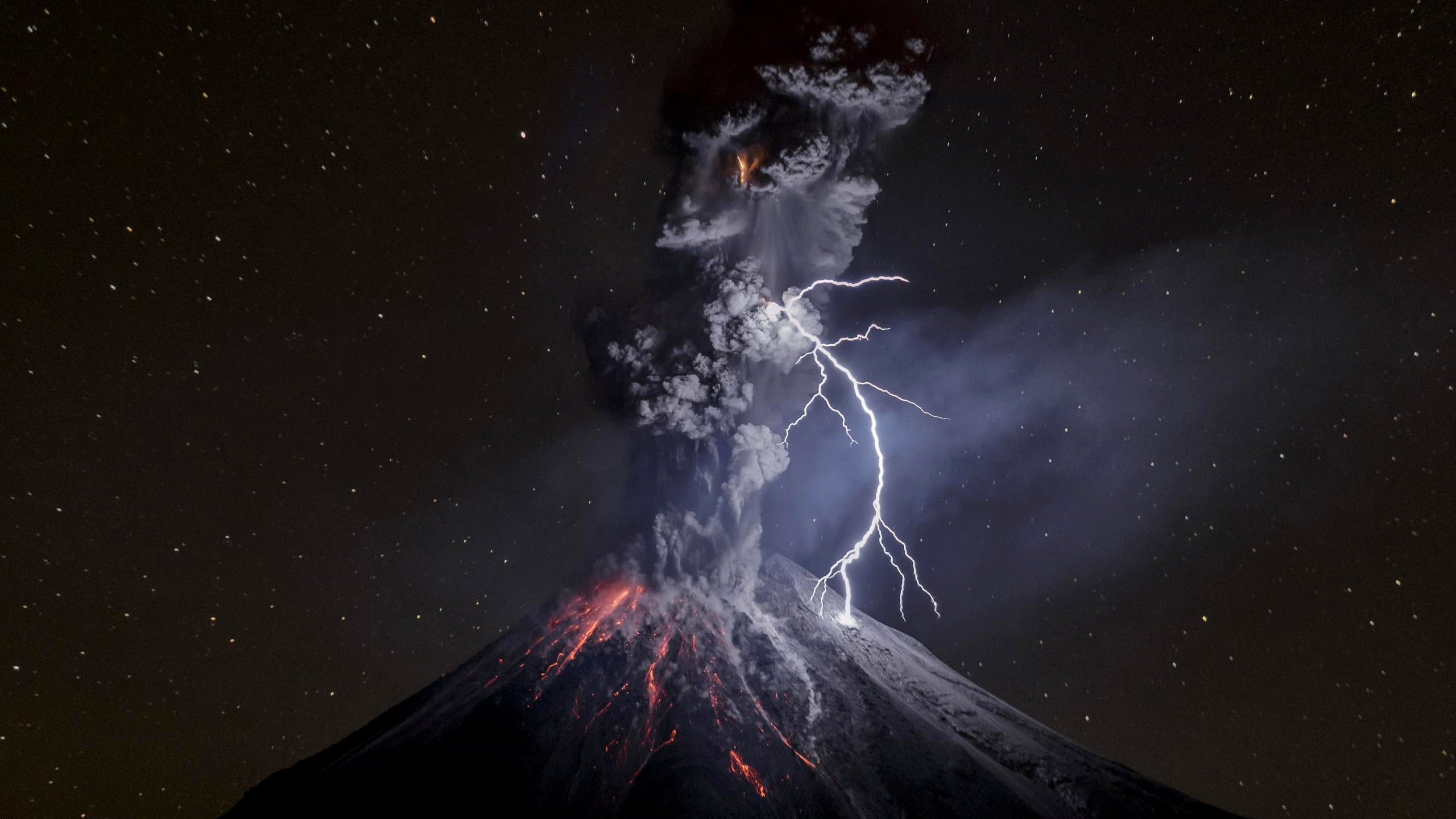 erupting volcano at night volcanic eruption lightning nature 2k