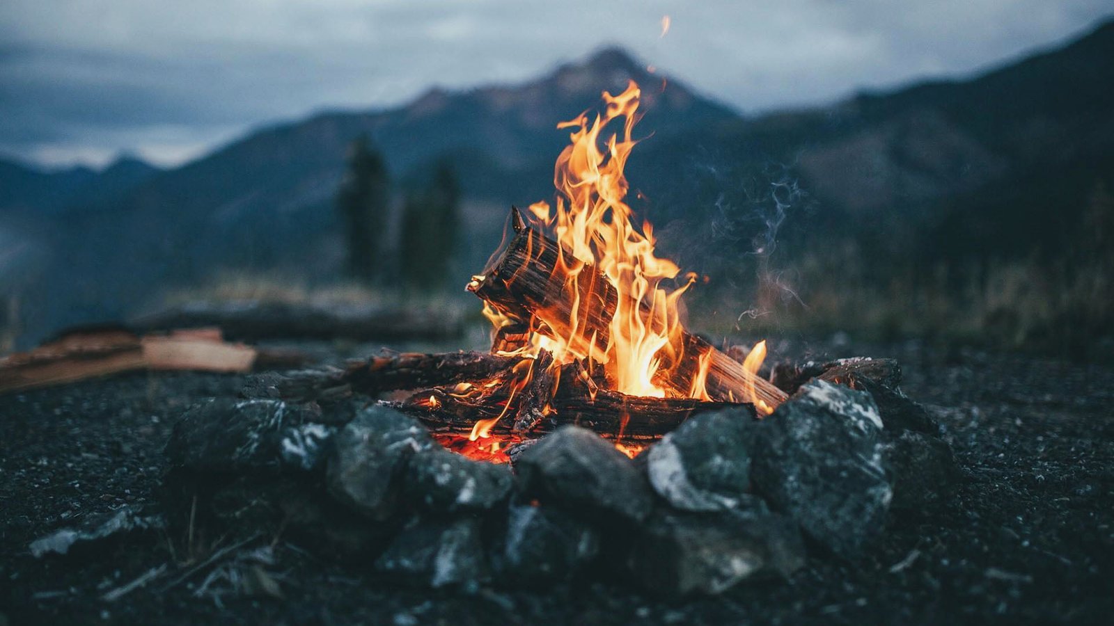 nature campfire depth of field mountains 2k