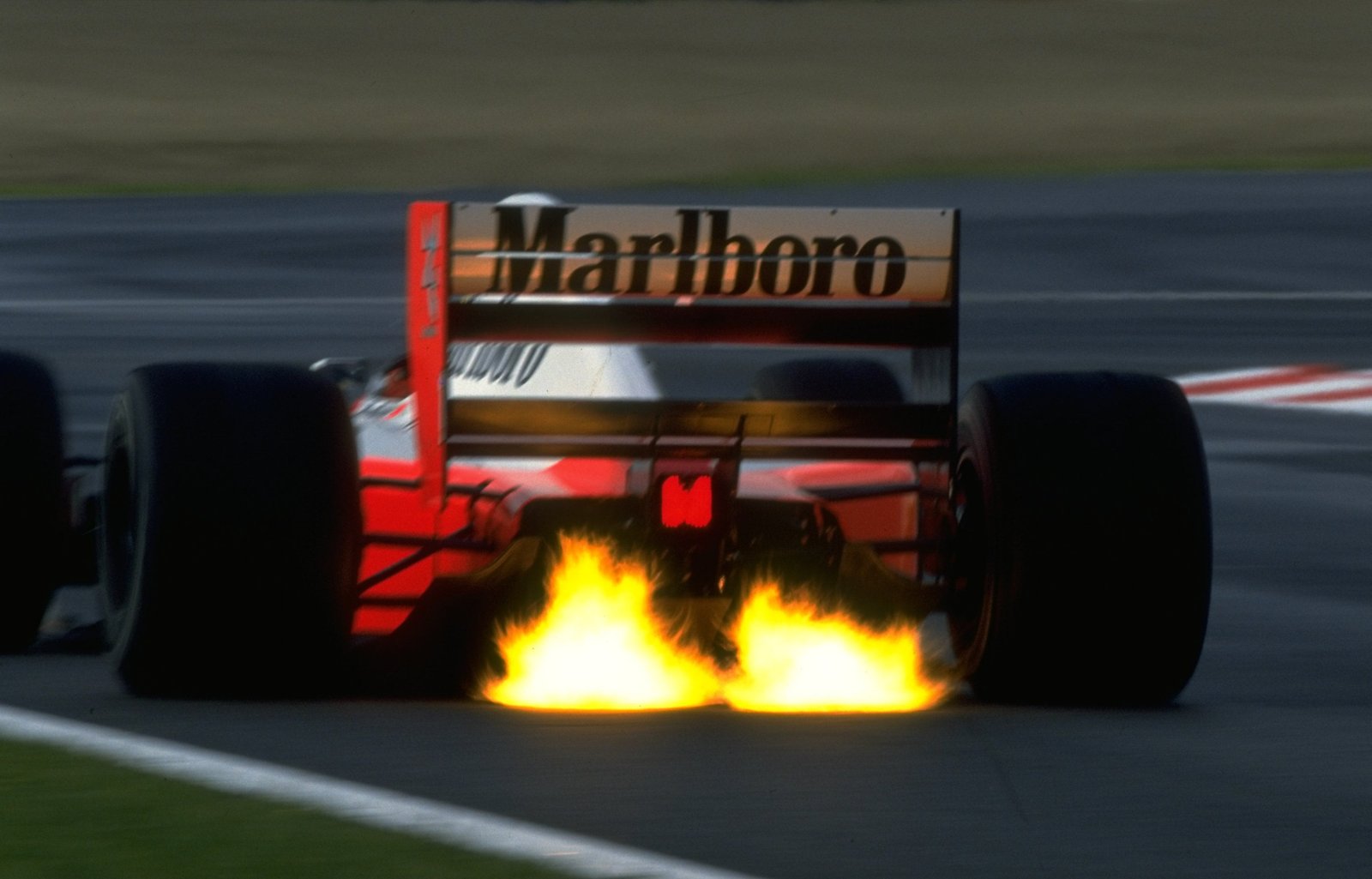Ayrton Senna McLaren Formula 1 vehicle race cars racing 2k