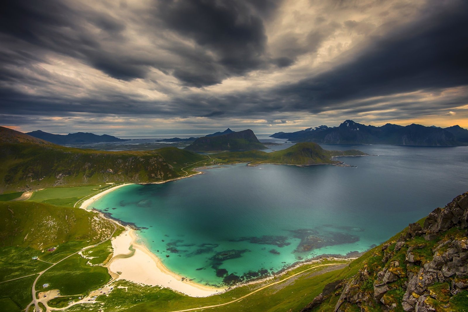 seashore and nimbus clouds beach island Utsikt mountains 2k