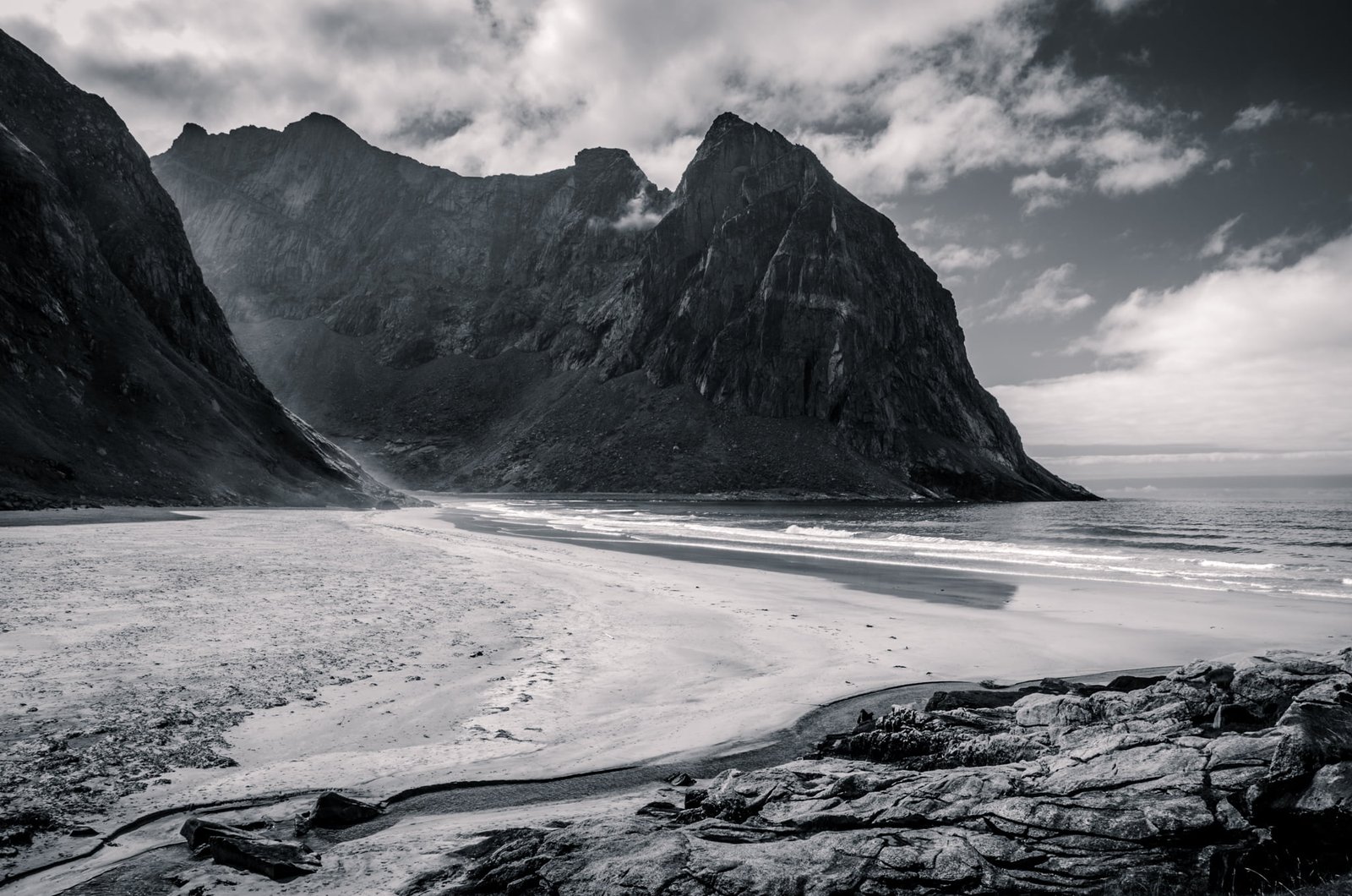 grayscale photography of mountains near beach Iles Lofoten 2k