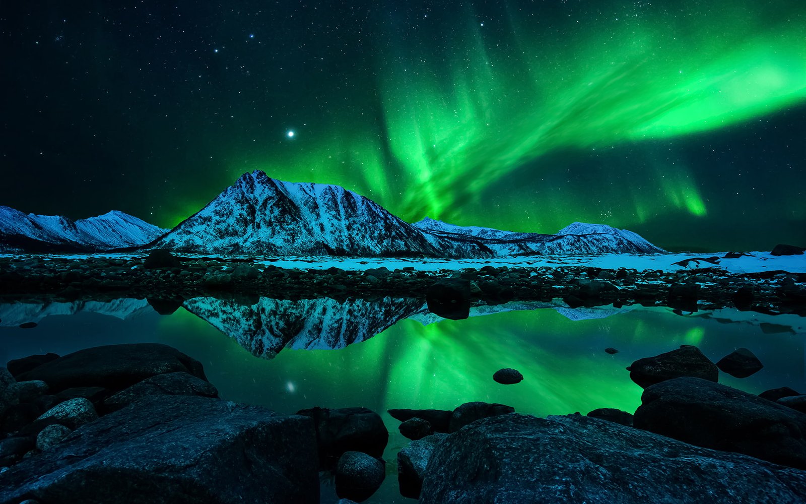 Aurora Borealis Green Northern Lights Mountains Landscape Night Pond Reflection Rocks Stones HD 2k