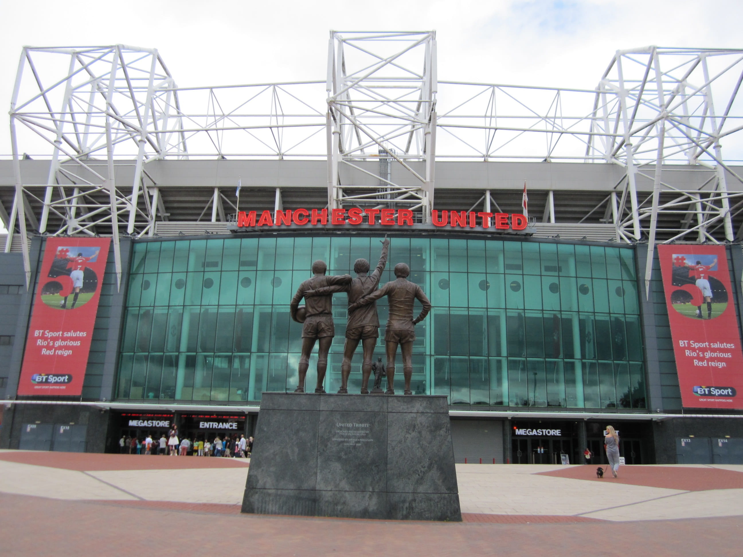 three person statue infront of commercial building Manchester United 2k