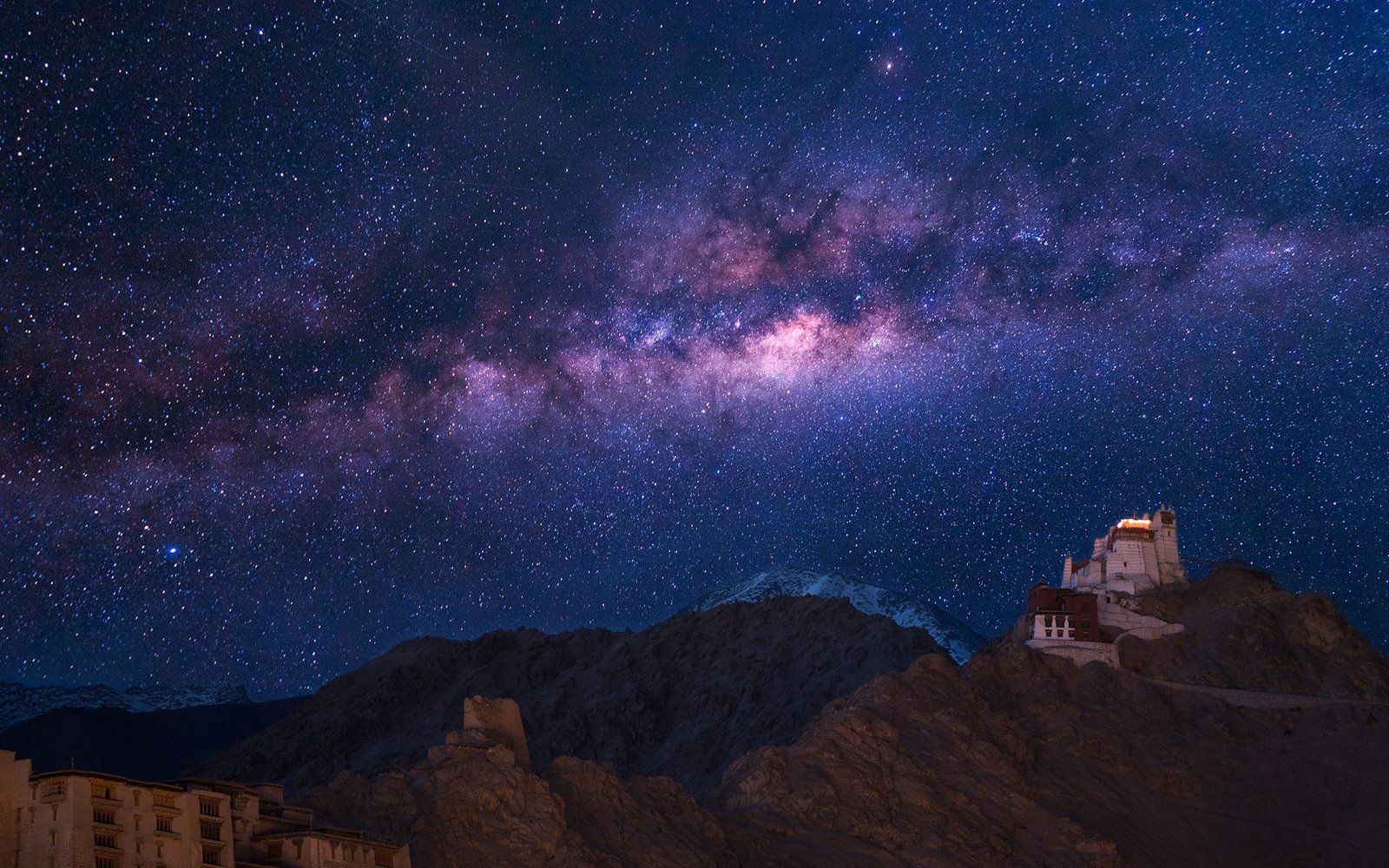 stars night The Milky Way the monastery Namgyal Tsemo Of Jammu and Kashmir India 2k