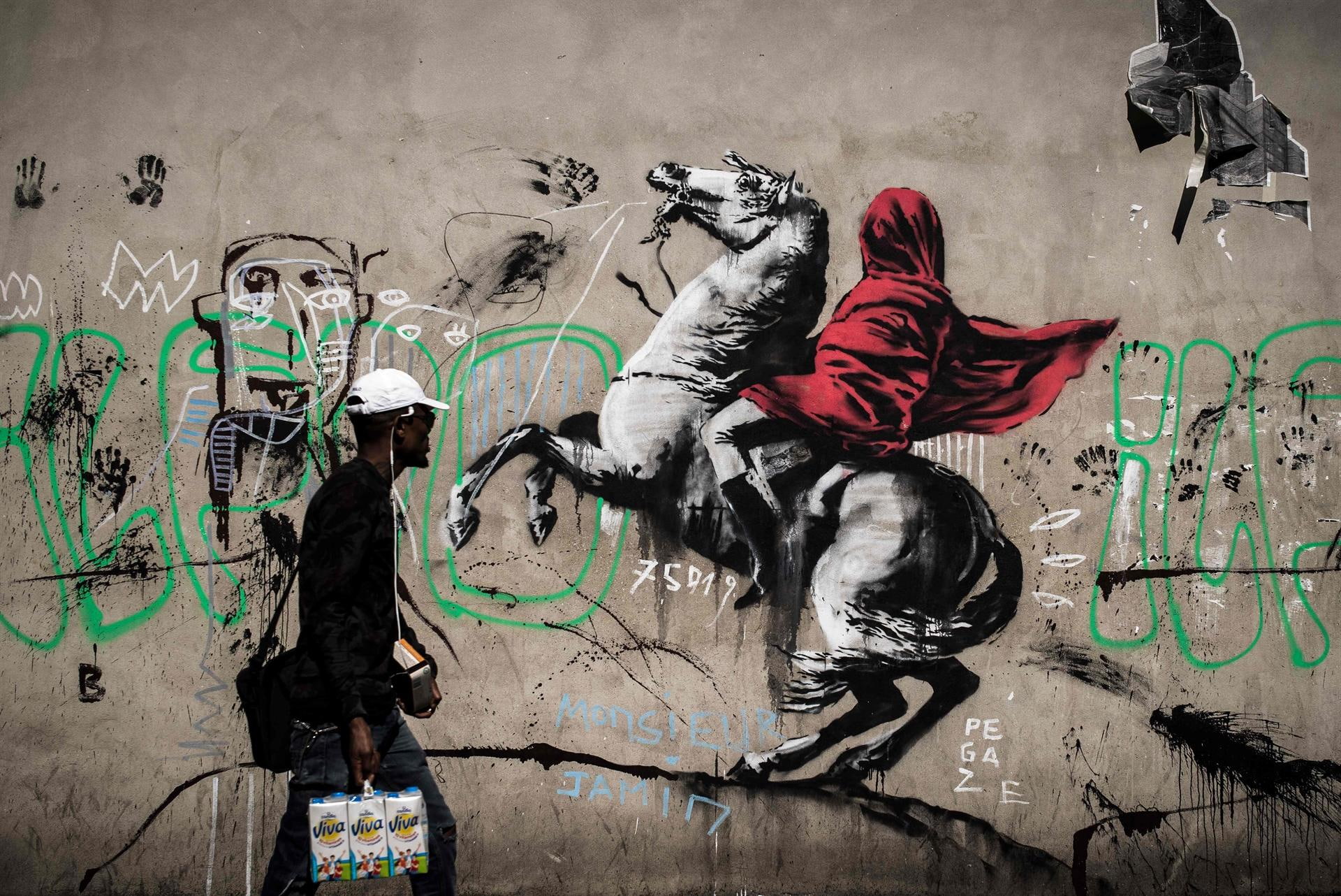 Banksy graffiti concrete urban horse men wall creativity 2k