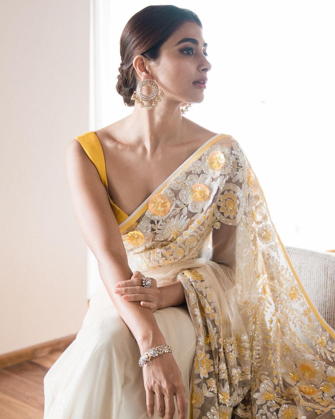 Pooja hedge dress flash graphy HD phone wallpaper