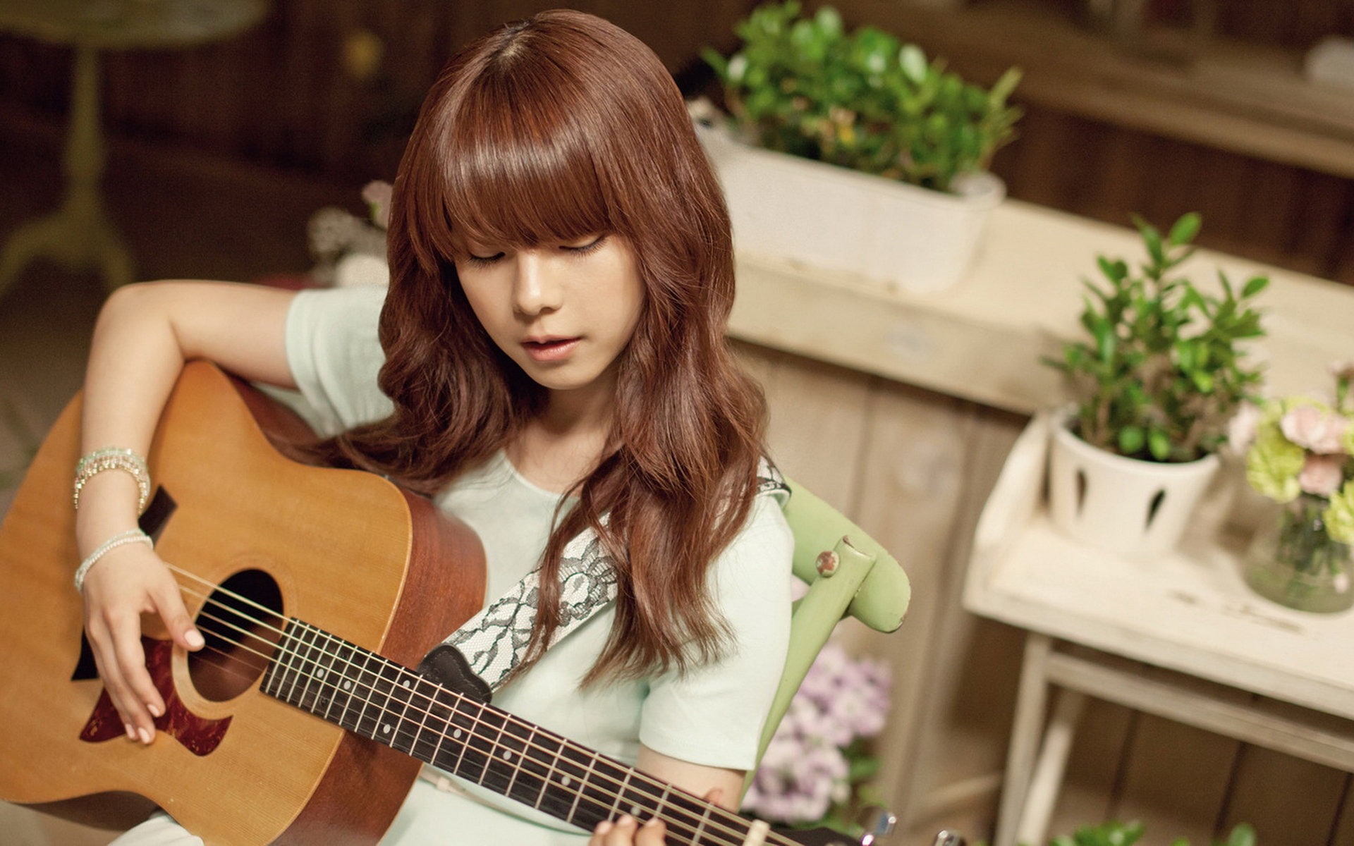 Quasi Hee Choi Korean girls fresh photo wallpaper brown acoustic guitar 2k