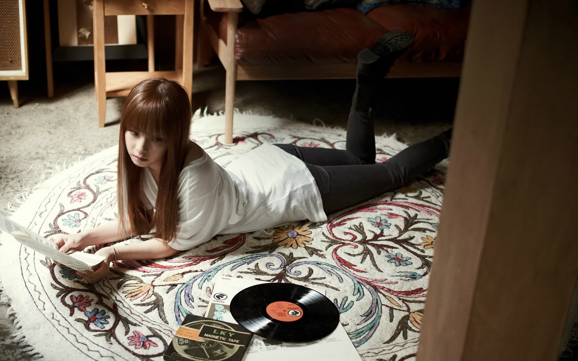 Quasi Hee Choi Korean girls fresh photo wallpaper women s white scoop neck shirt and black pants 2k