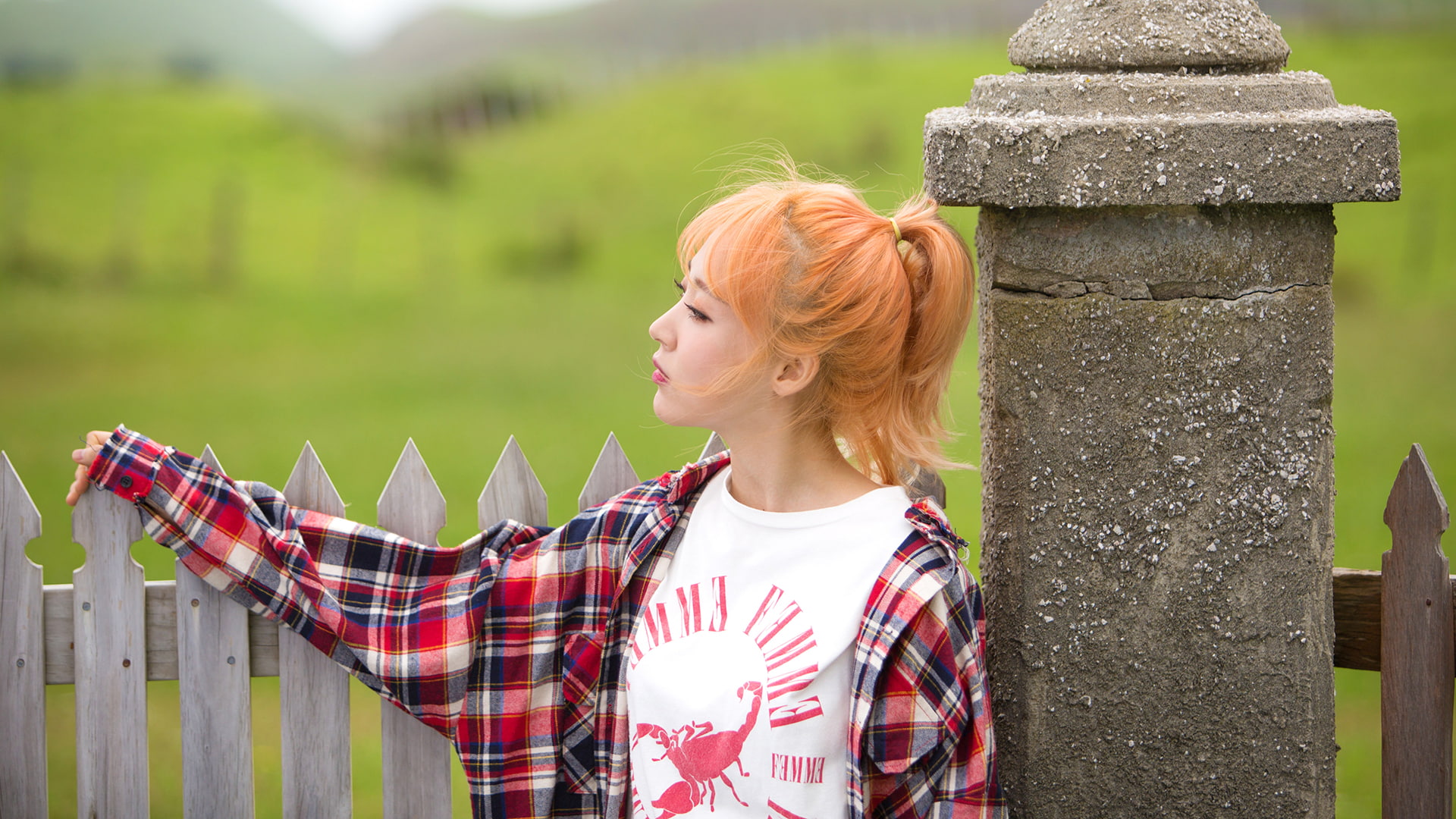 K pop Mamamoo dyed hair Korean women outdoors plaid skirt 2k