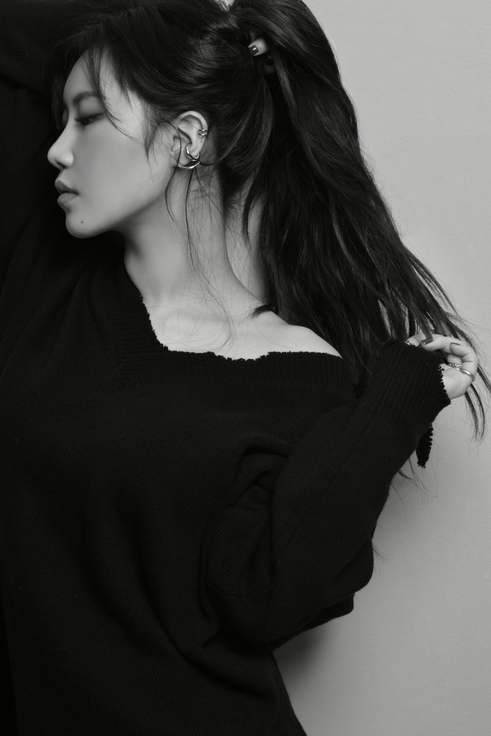 Yezi K pop Korean women monochrome Fiestar hoop earrings 2k