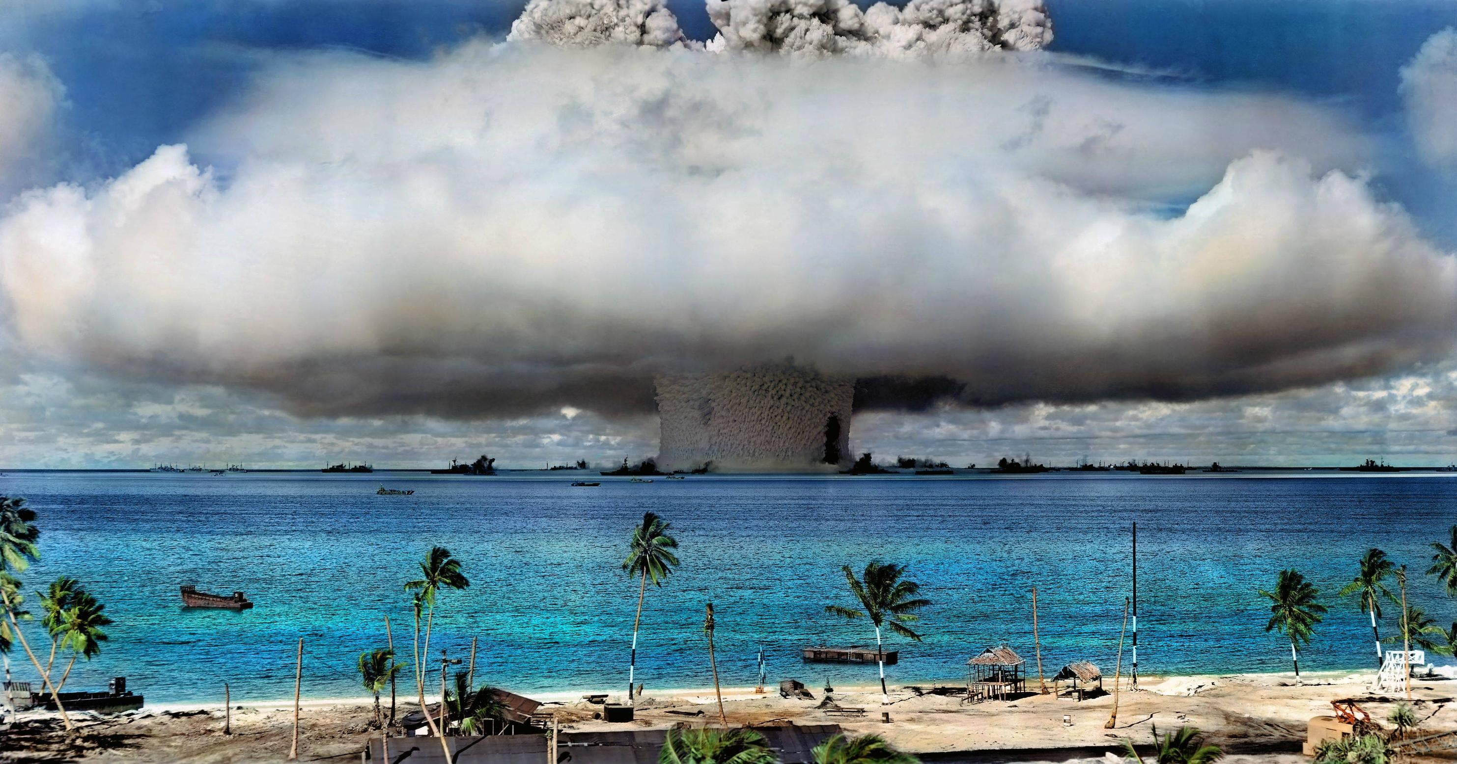 explosion in the middle of ocean during daytime nuclear bombs 2k