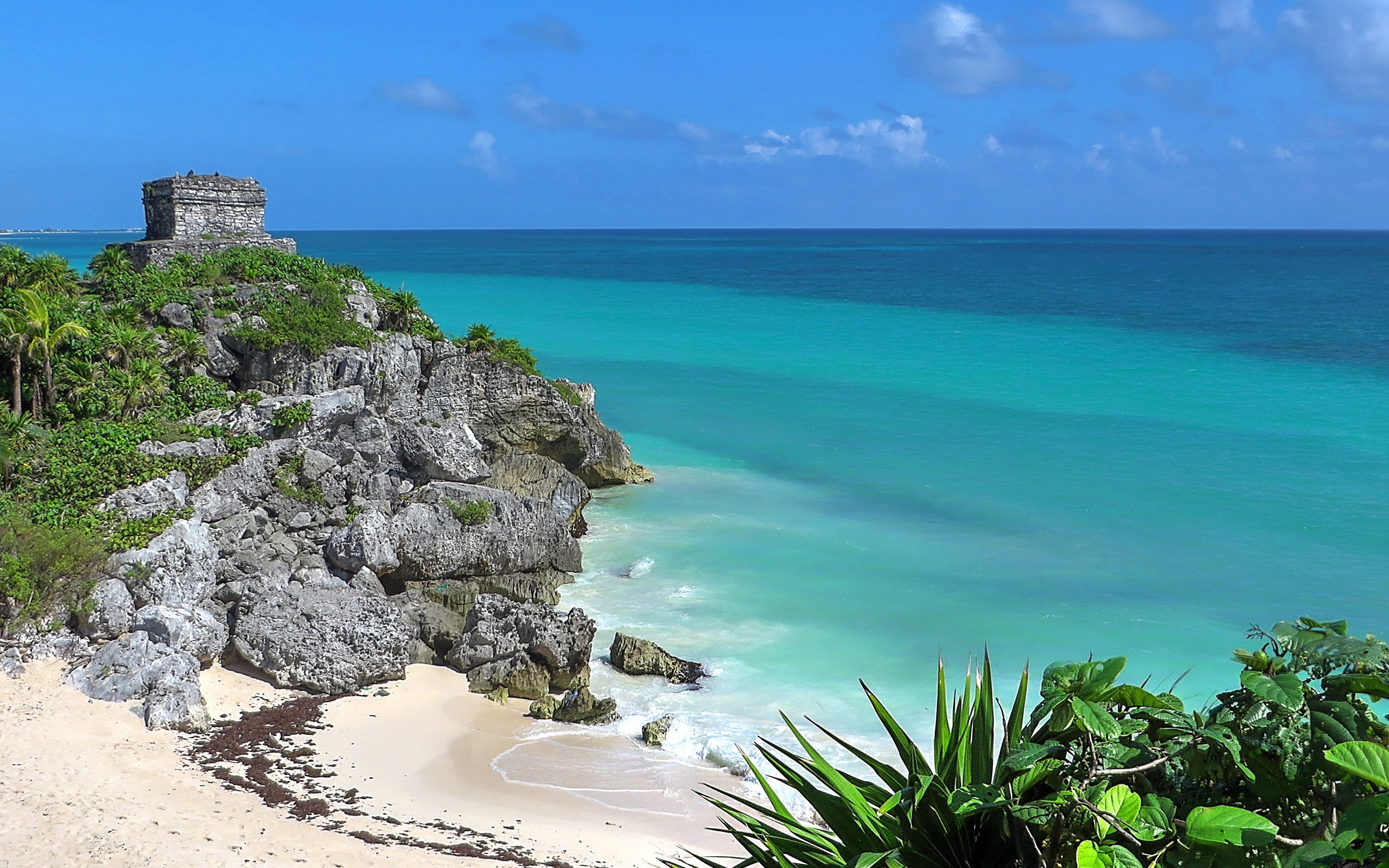 view of ocean and seashore Tulum Maya civilization ruin 2k