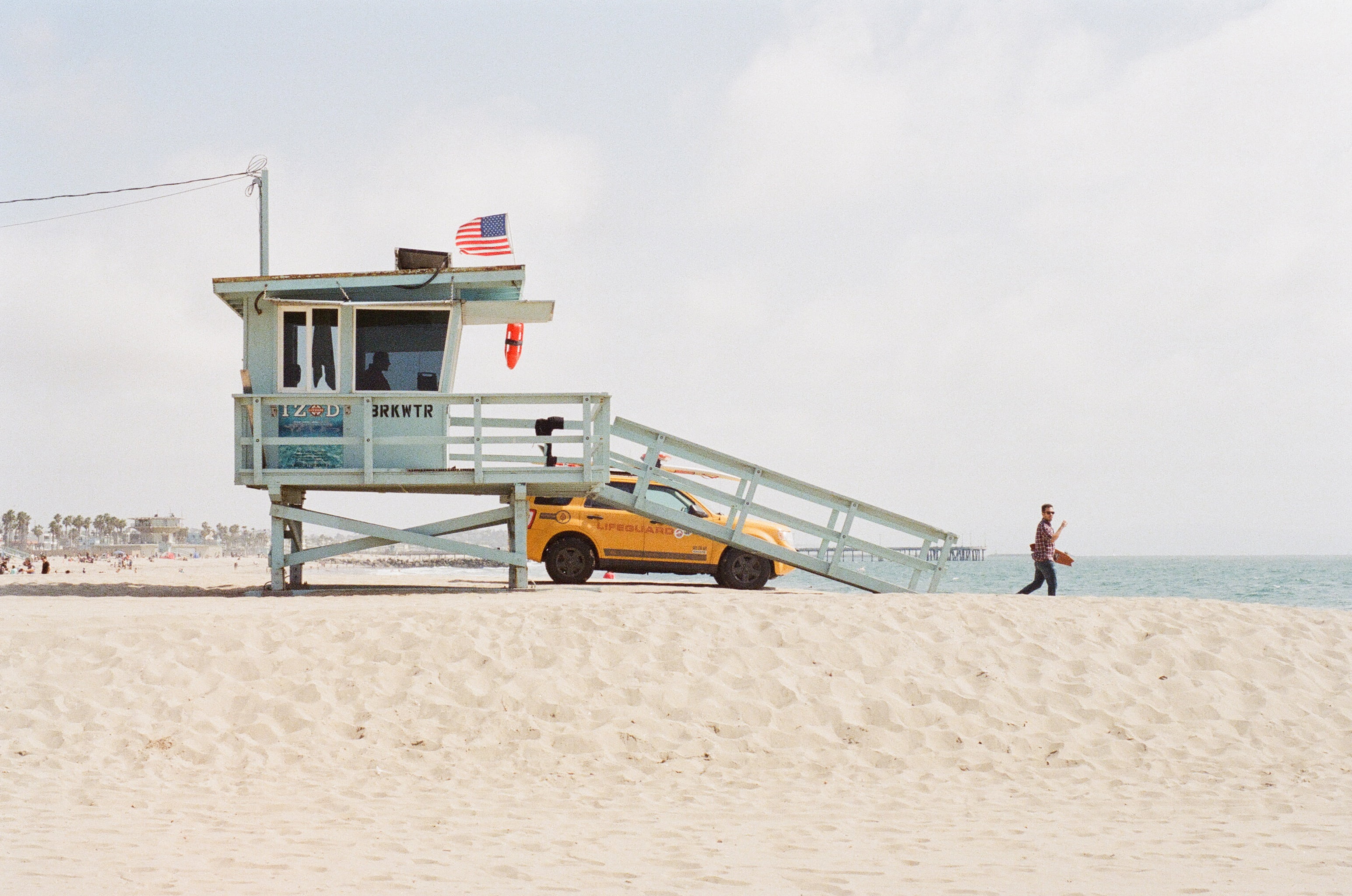 lifeguard house near at seashore tower beach sand coast watch 2k