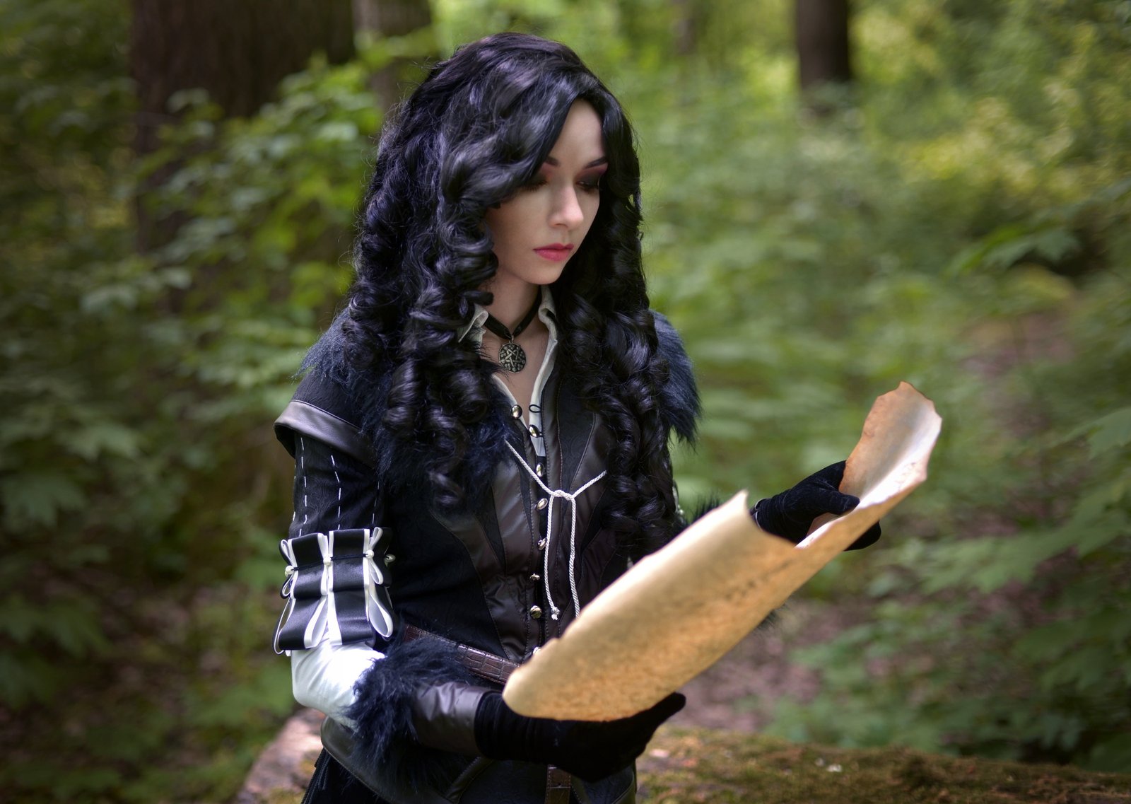 brunette women cosplay Yennefer of Vengerberg curly hair 2k 4k